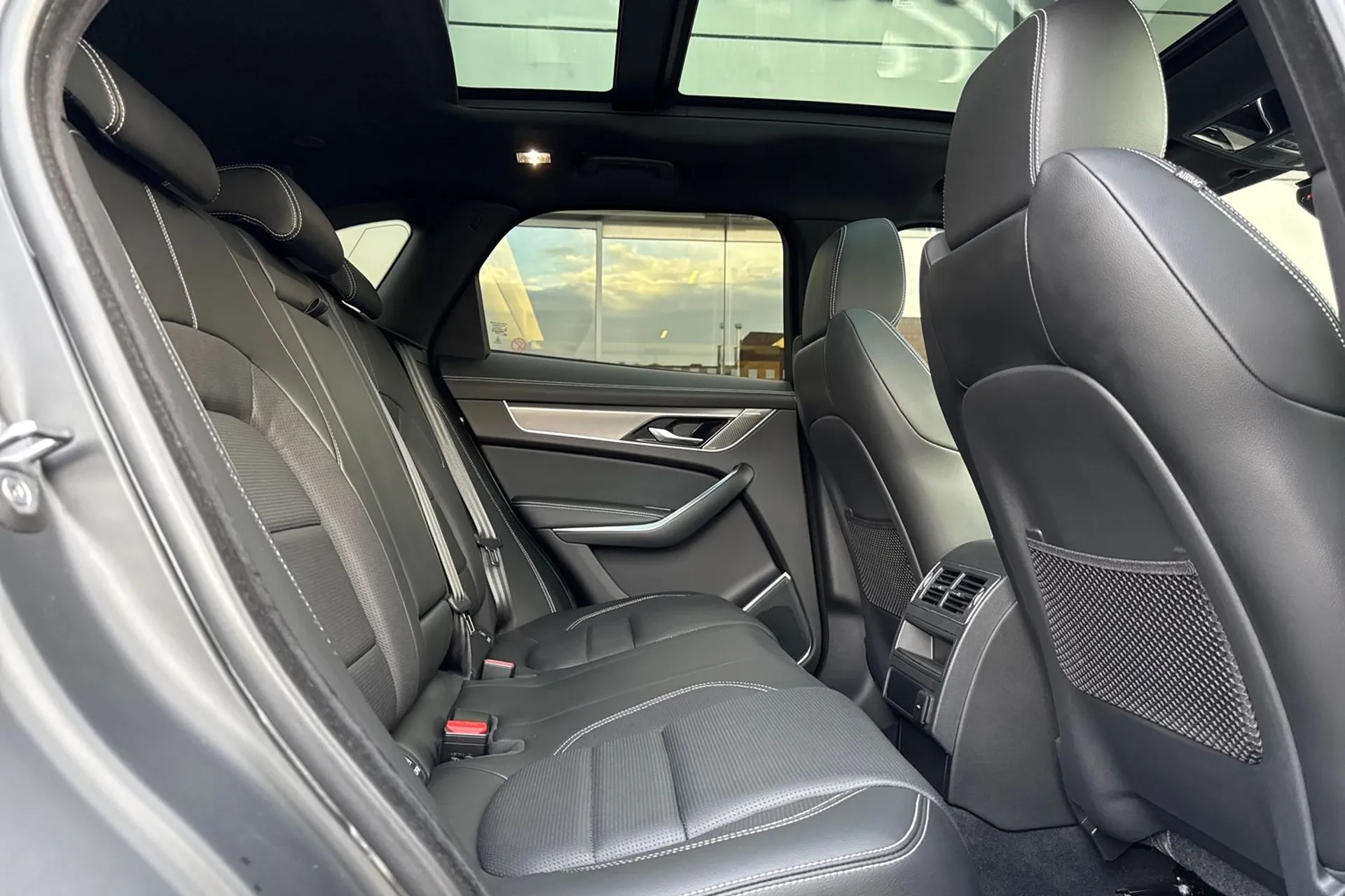 Jaguar F-PACE thumbnail image number 39