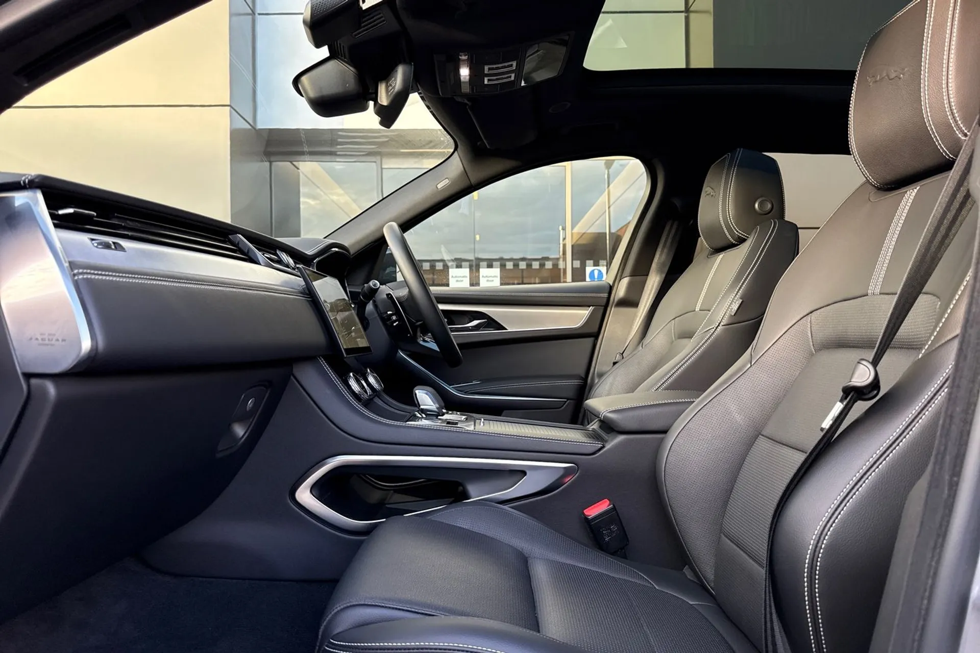 Jaguar F-PACE thumbnail image number 51