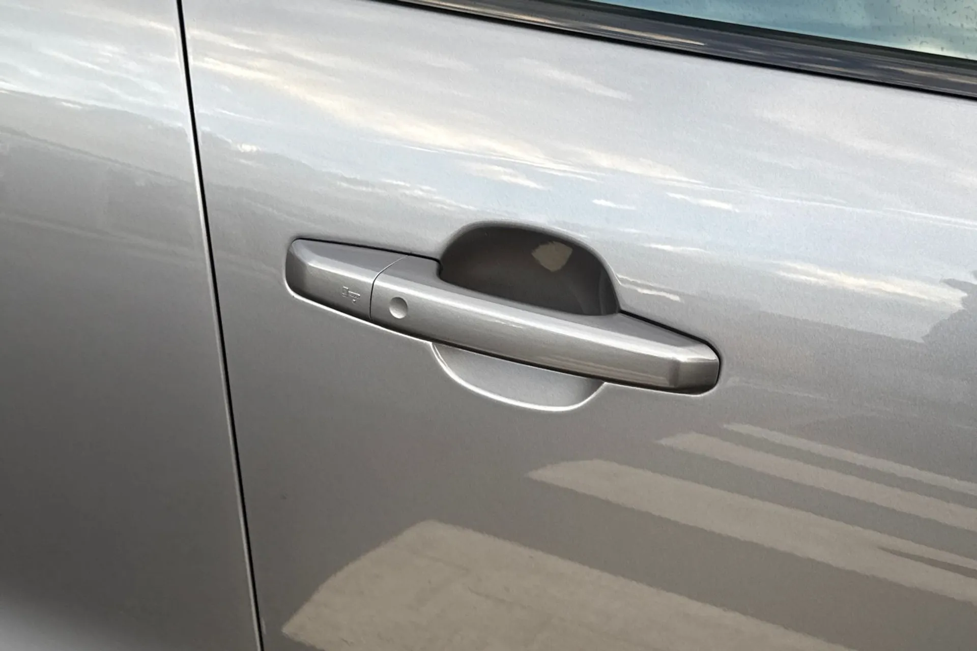 Jaguar F-PACE thumbnail image number 36