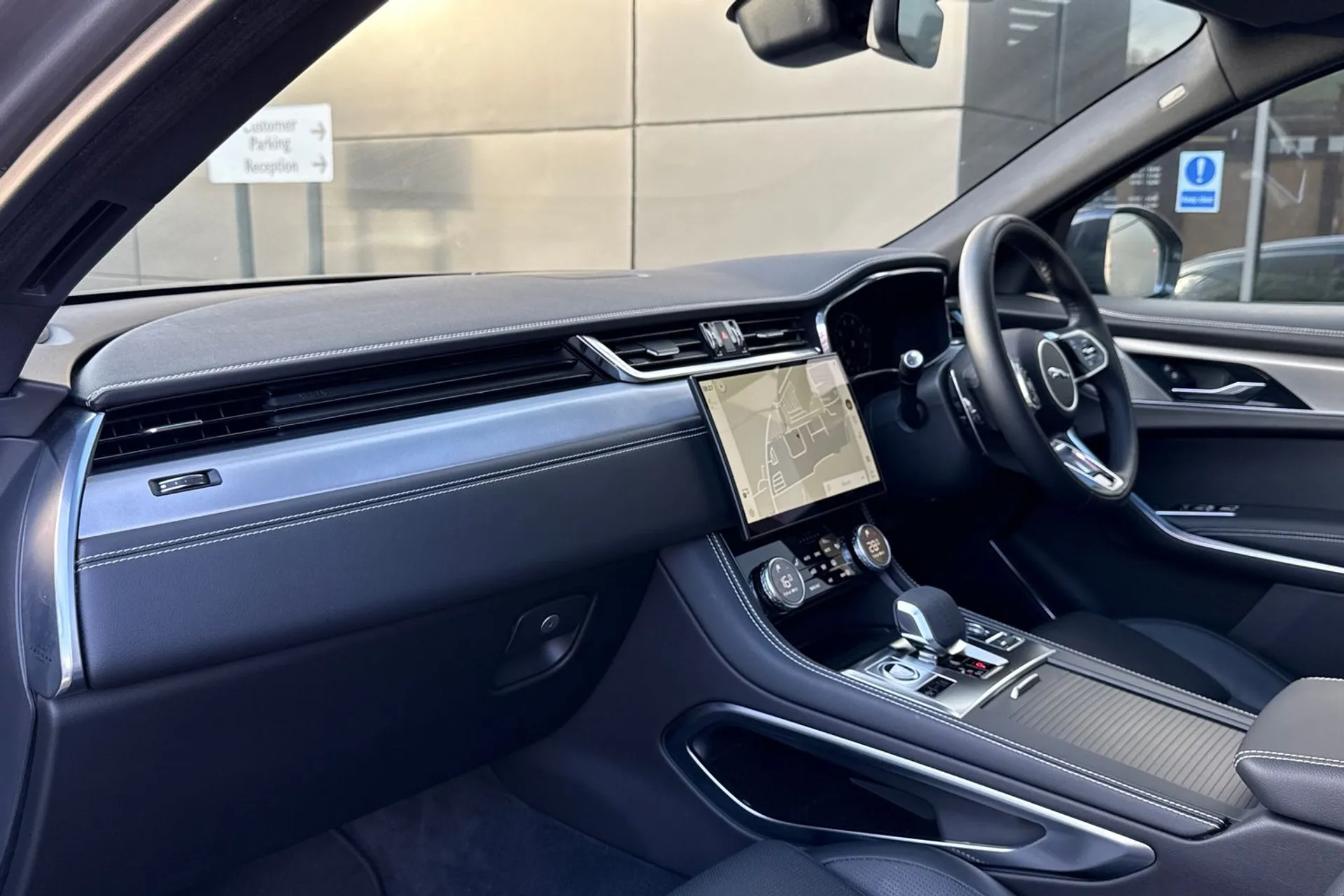 Jaguar F-PACE thumbnail image number 50