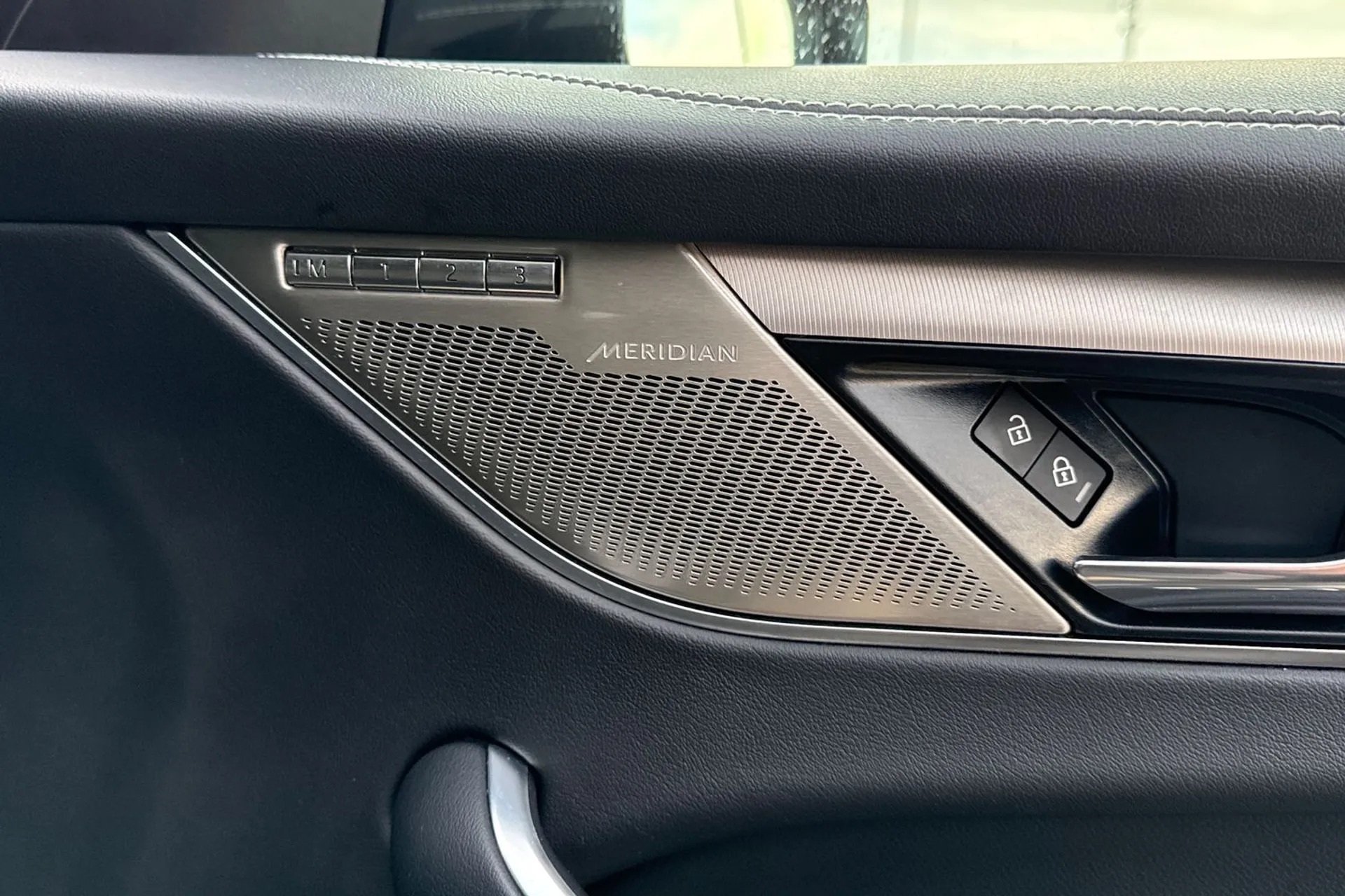 Jaguar F-PACE thumbnail image number 24