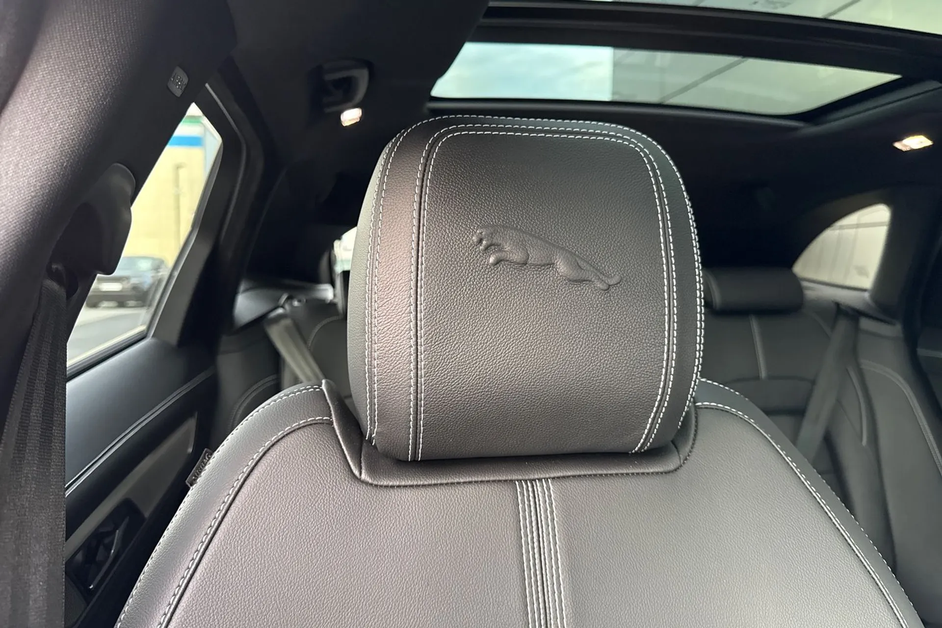 Jaguar F-PACE thumbnail image number 17