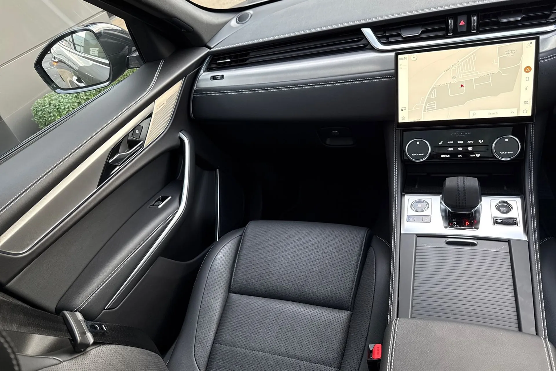 Jaguar F-PACE thumbnail image number 48