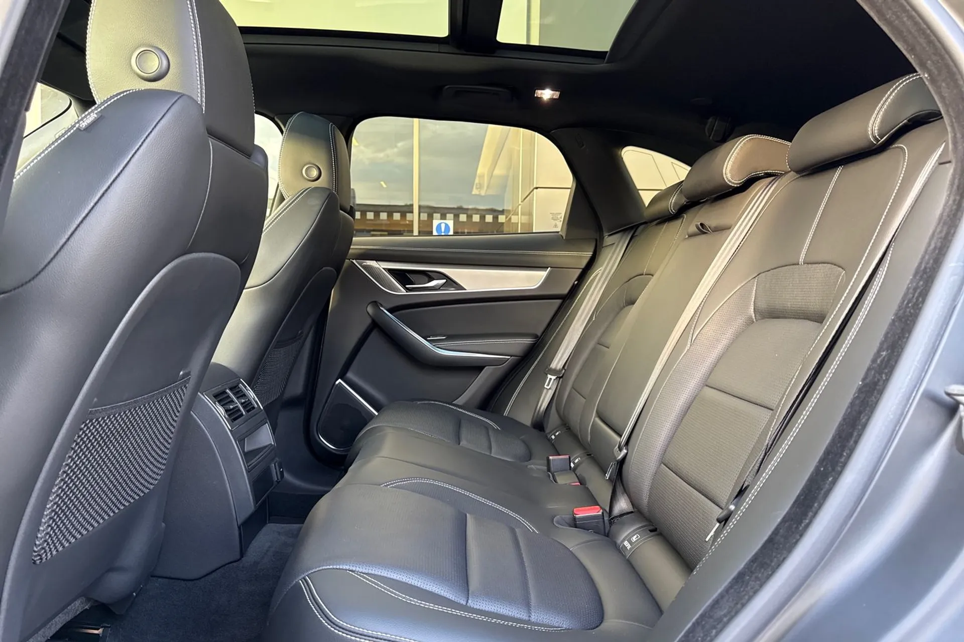 Jaguar F-PACE thumbnail image number 54