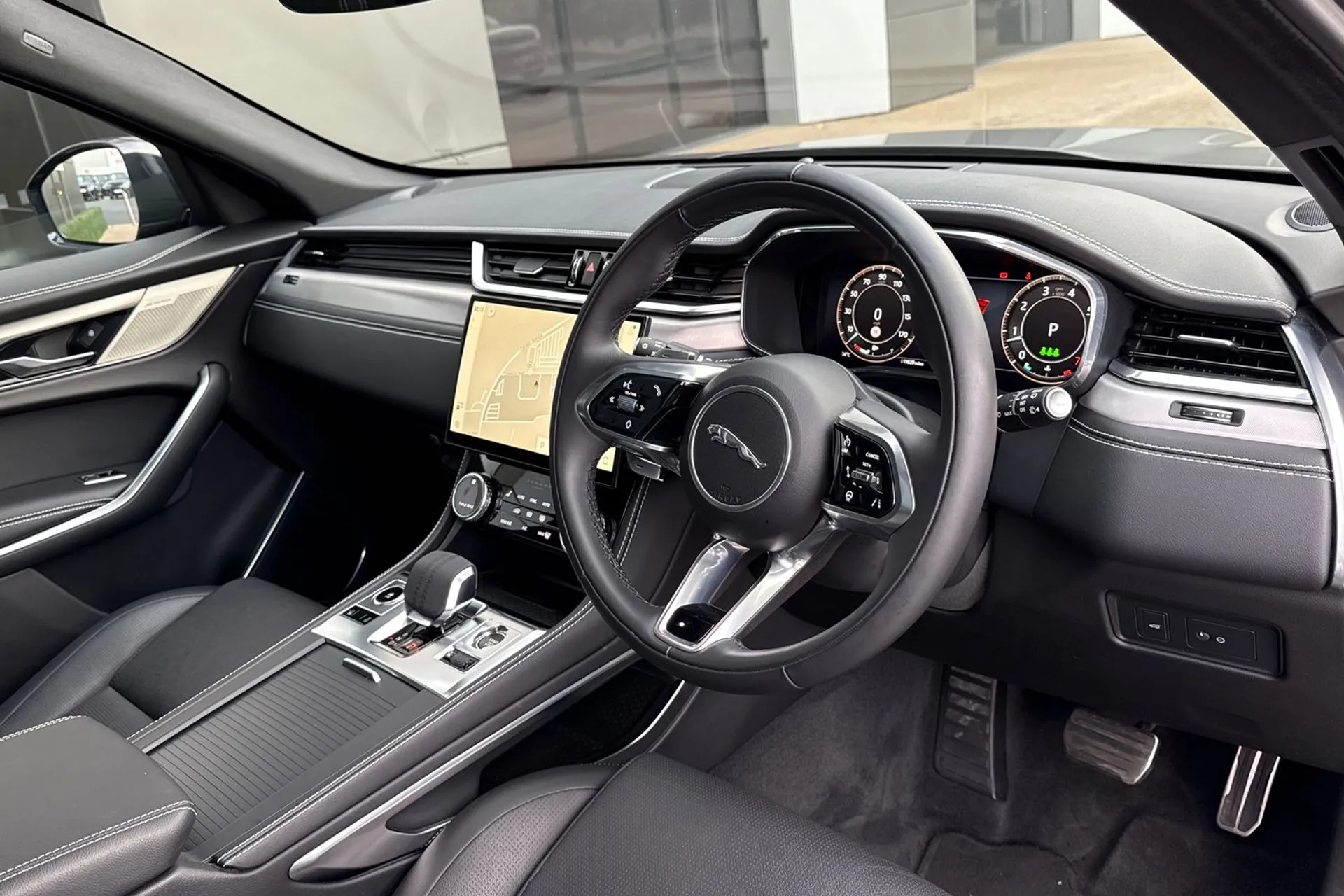 Jaguar F-PACE thumbnail image number 19