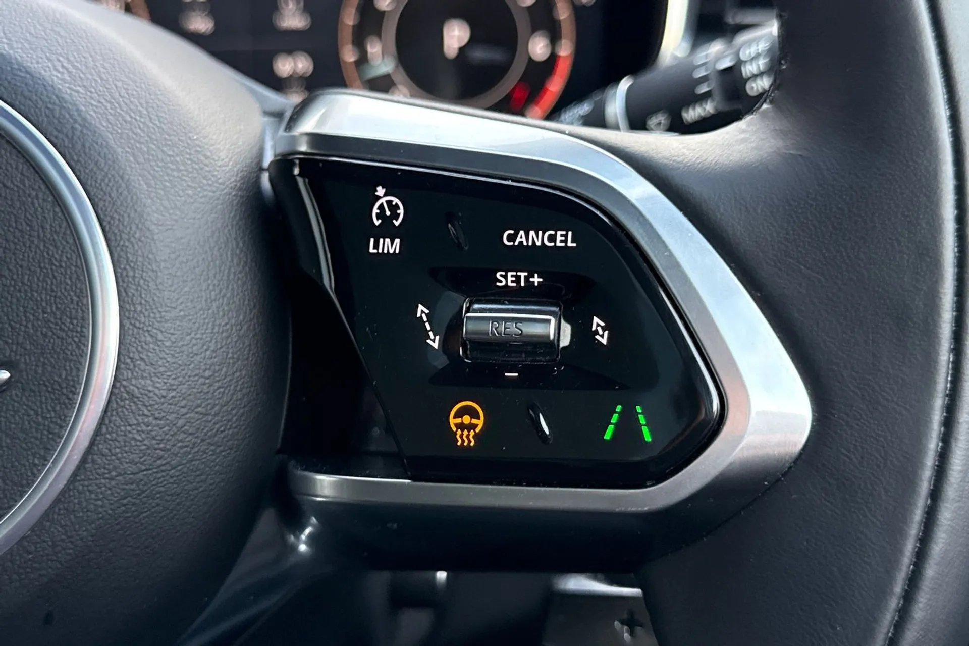 Jaguar F-PACE thumbnail image number 34