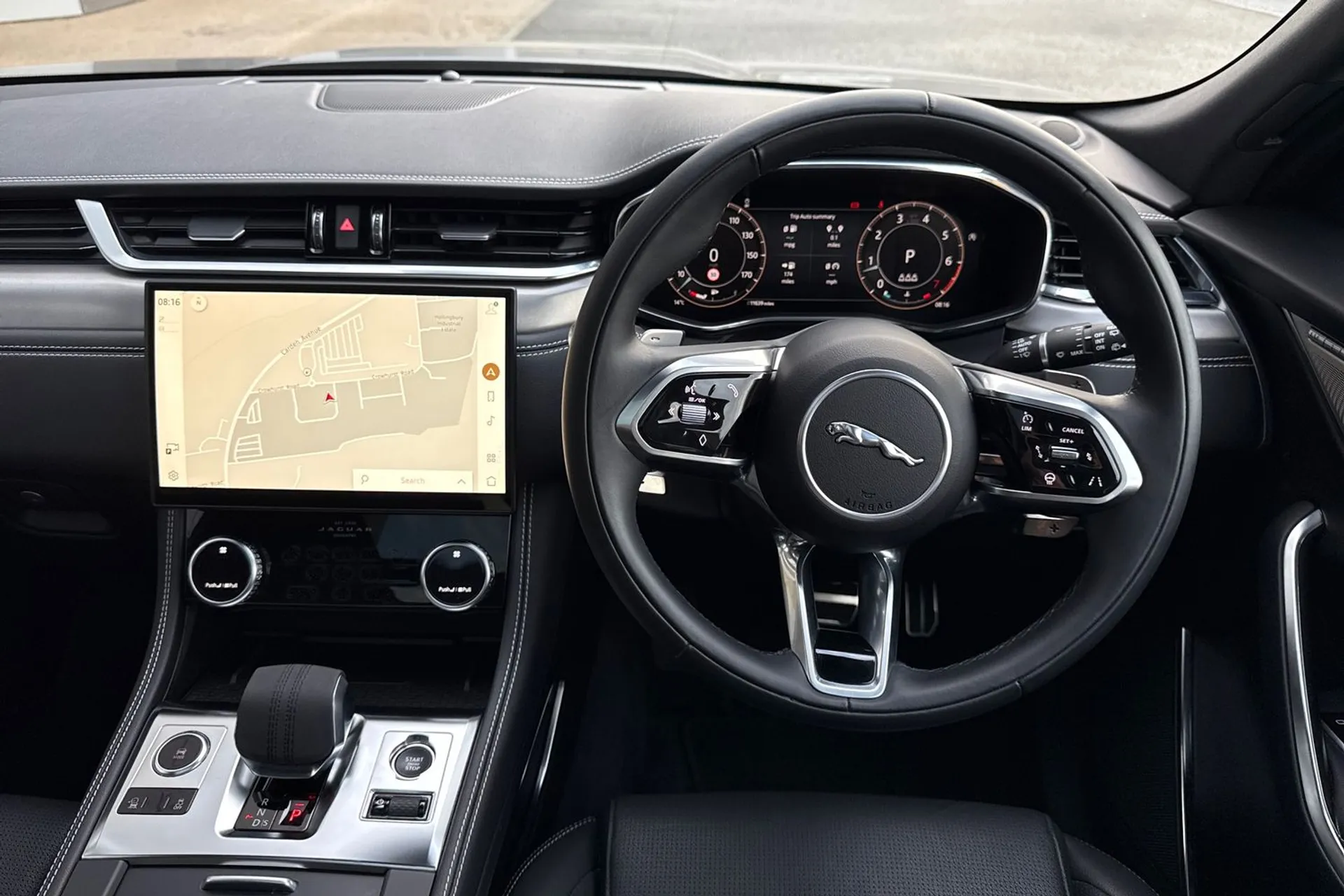 Jaguar F-PACE thumbnail image number 30