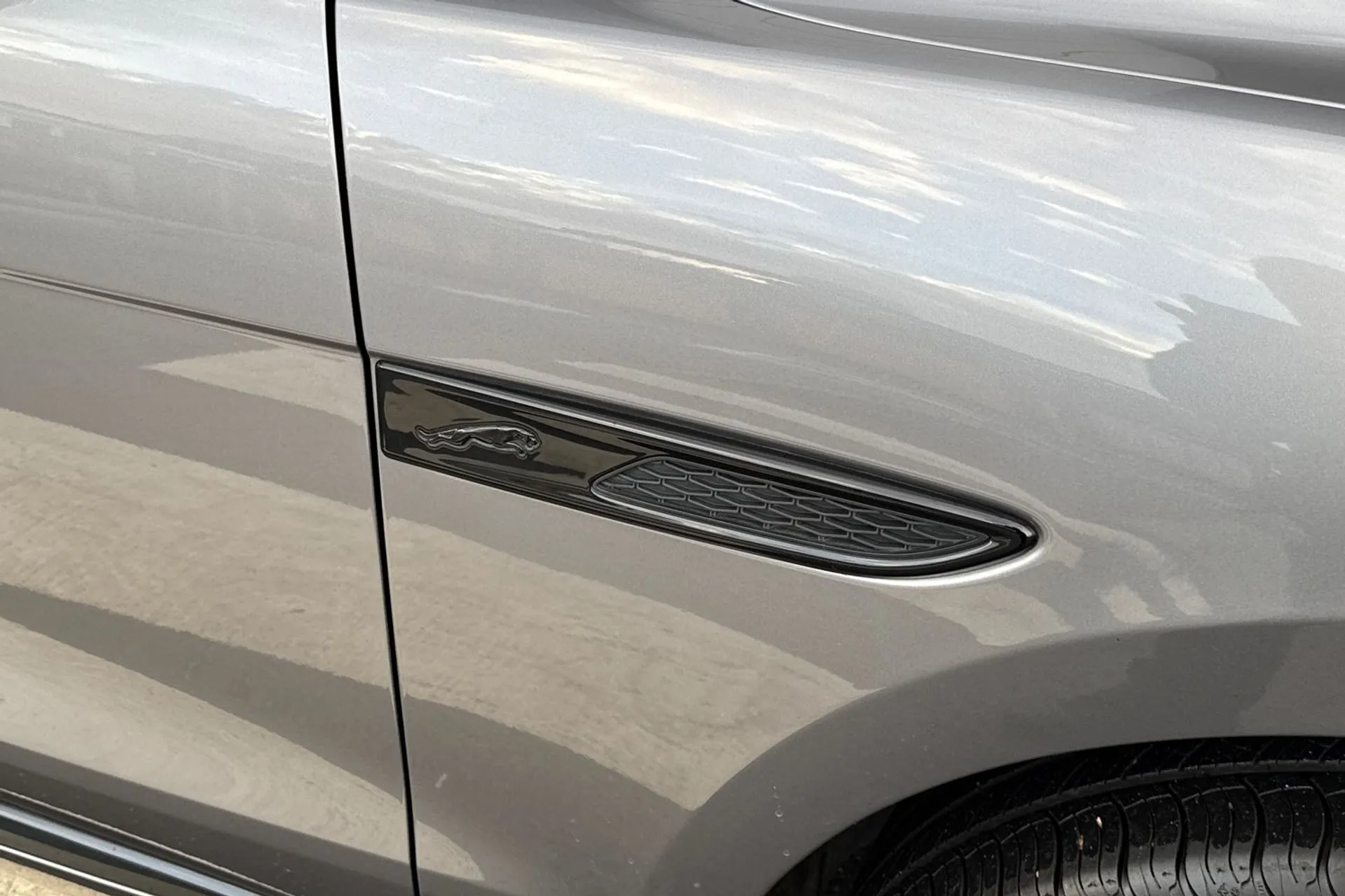 Jaguar F-PACE thumbnail image number 38