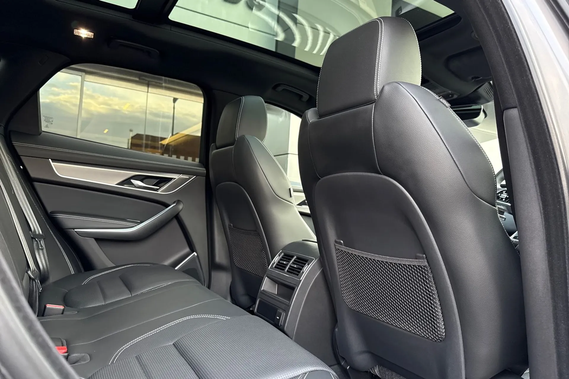 Jaguar F-PACE thumbnail image number 40