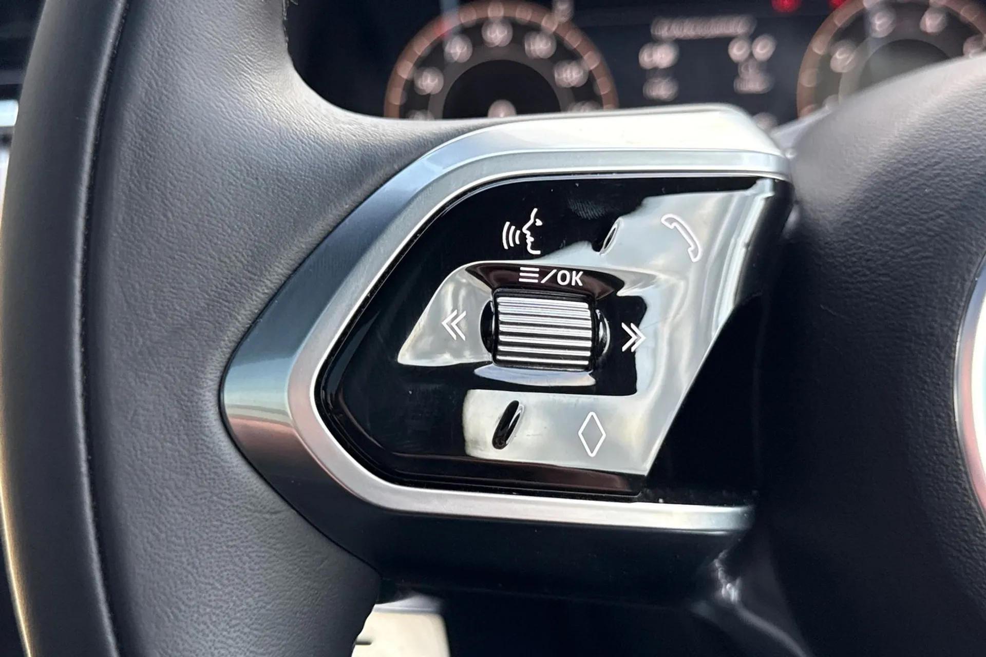 Jaguar F-PACE thumbnail image number 33