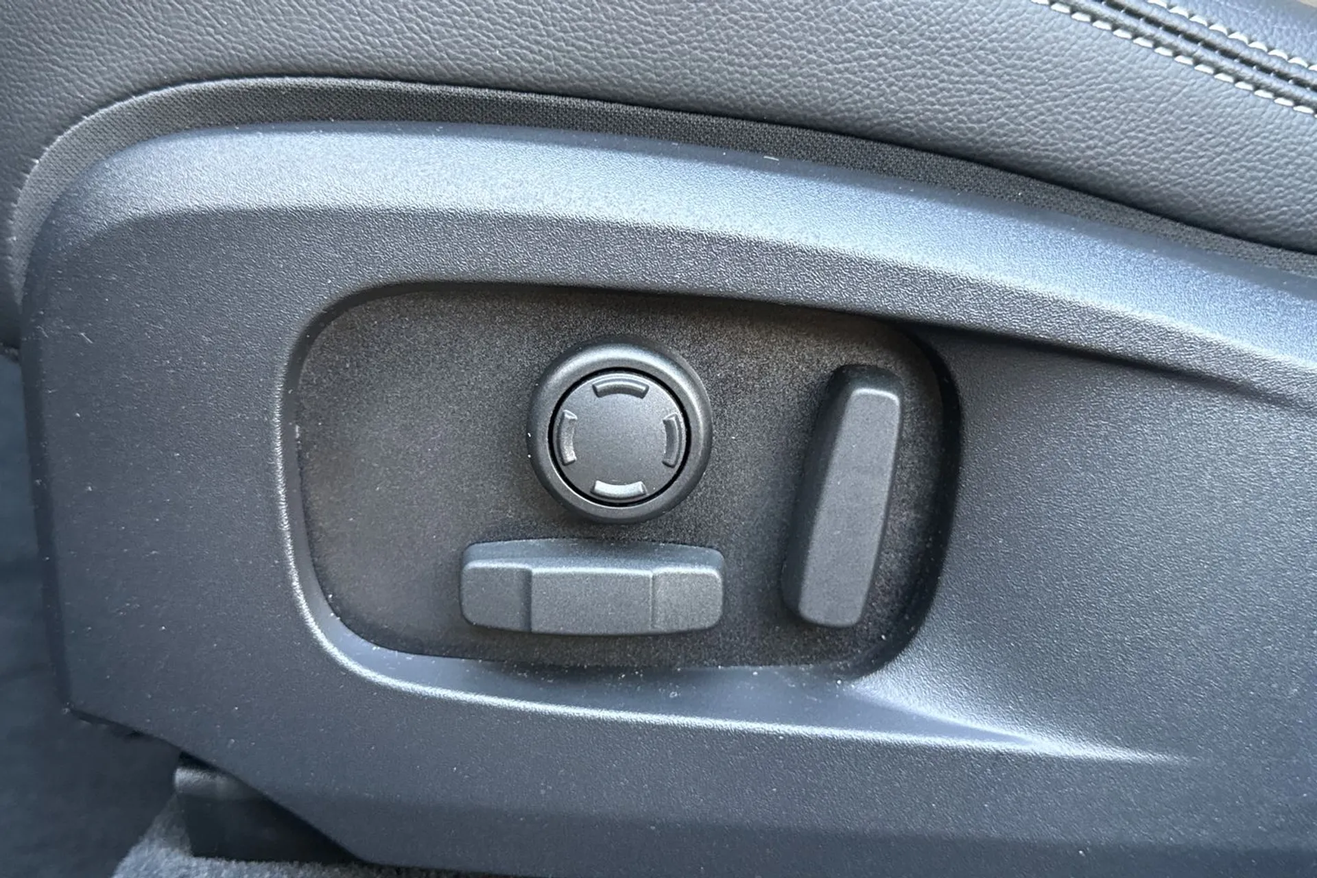 Jaguar F-PACE thumbnail image number 53