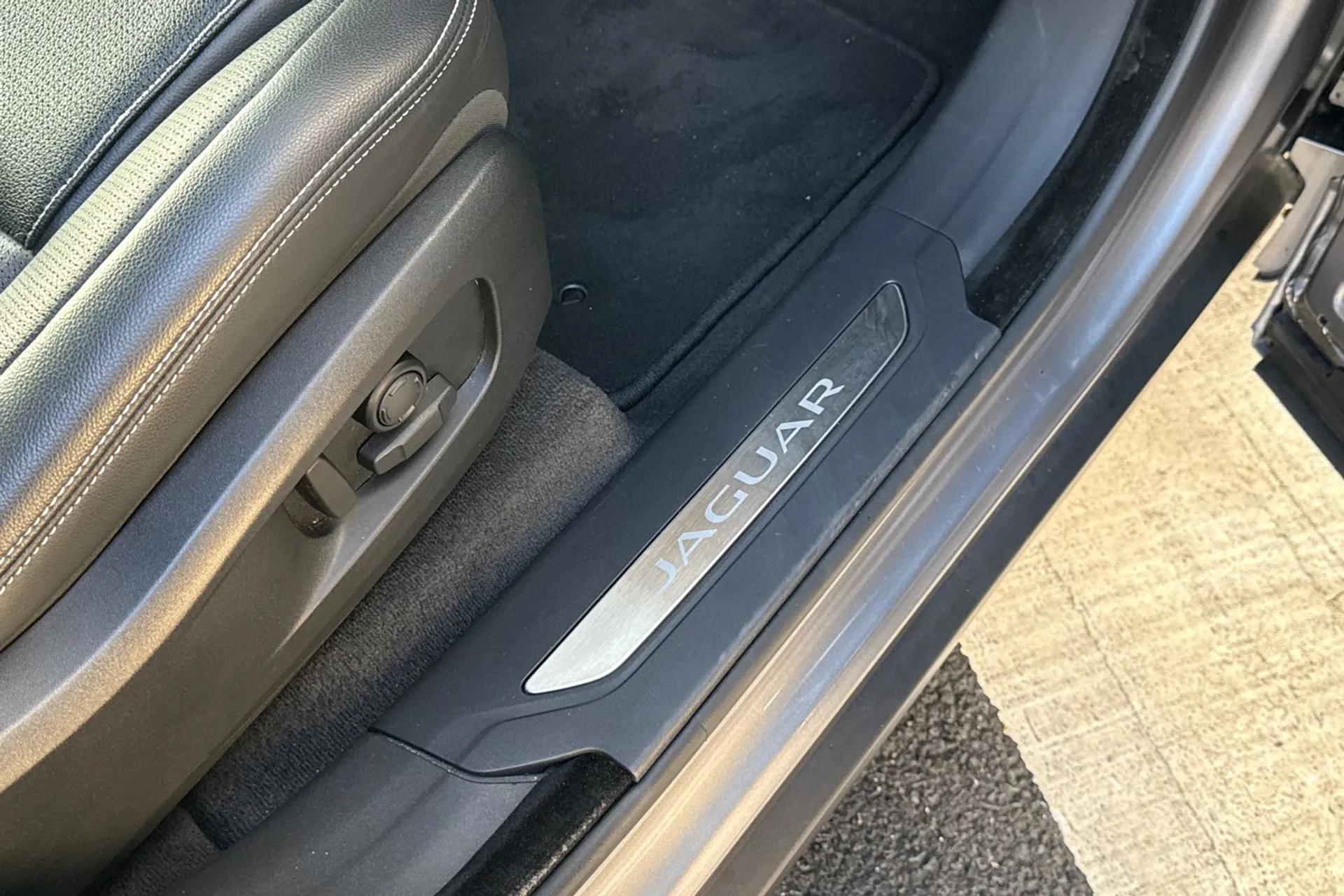 Jaguar F-PACE thumbnail image number 22