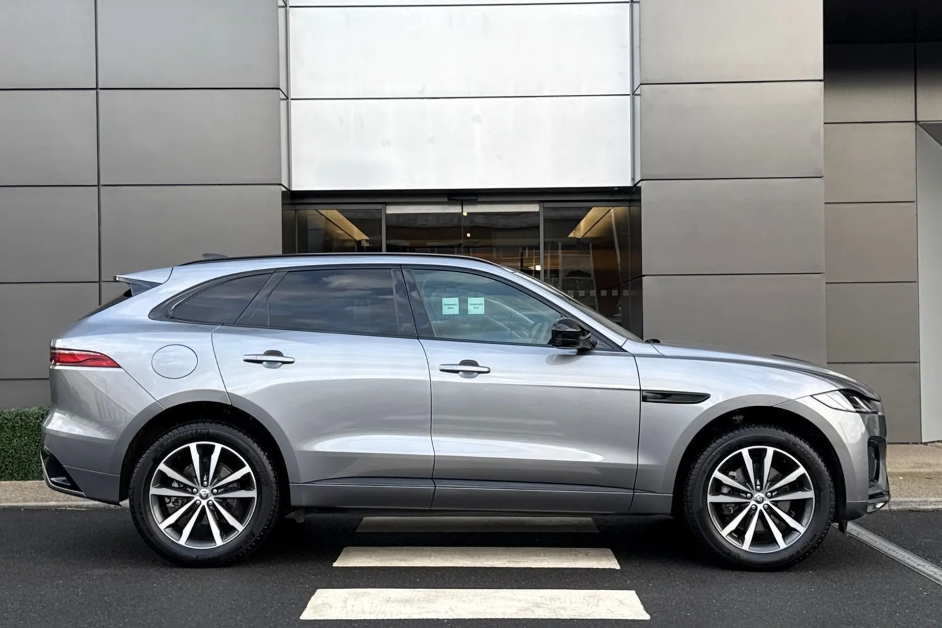 Jaguar F-PACE thumbnail image number 2