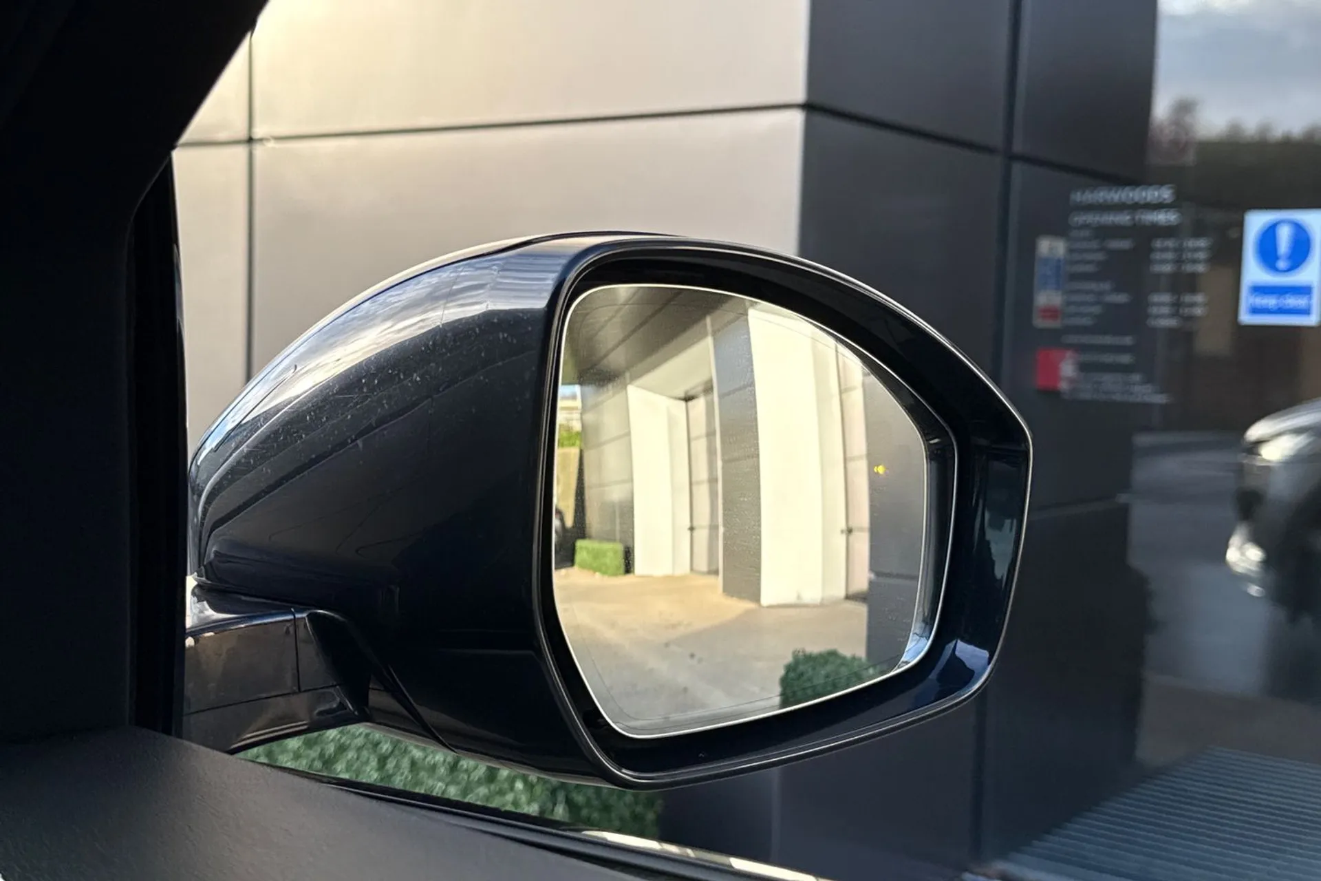 Jaguar F-PACE thumbnail image number 14