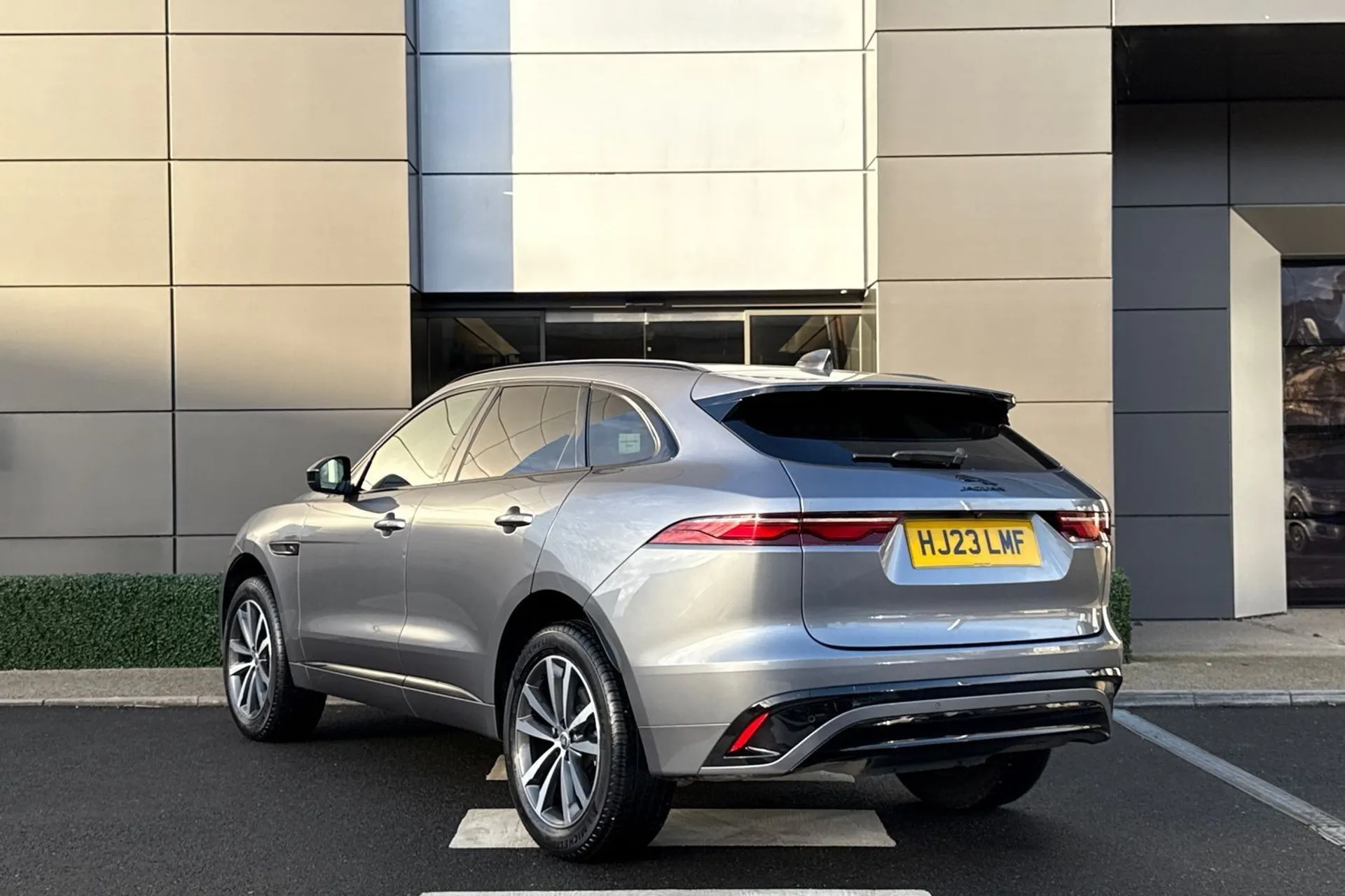 Jaguar F-PACE thumbnail image number 16