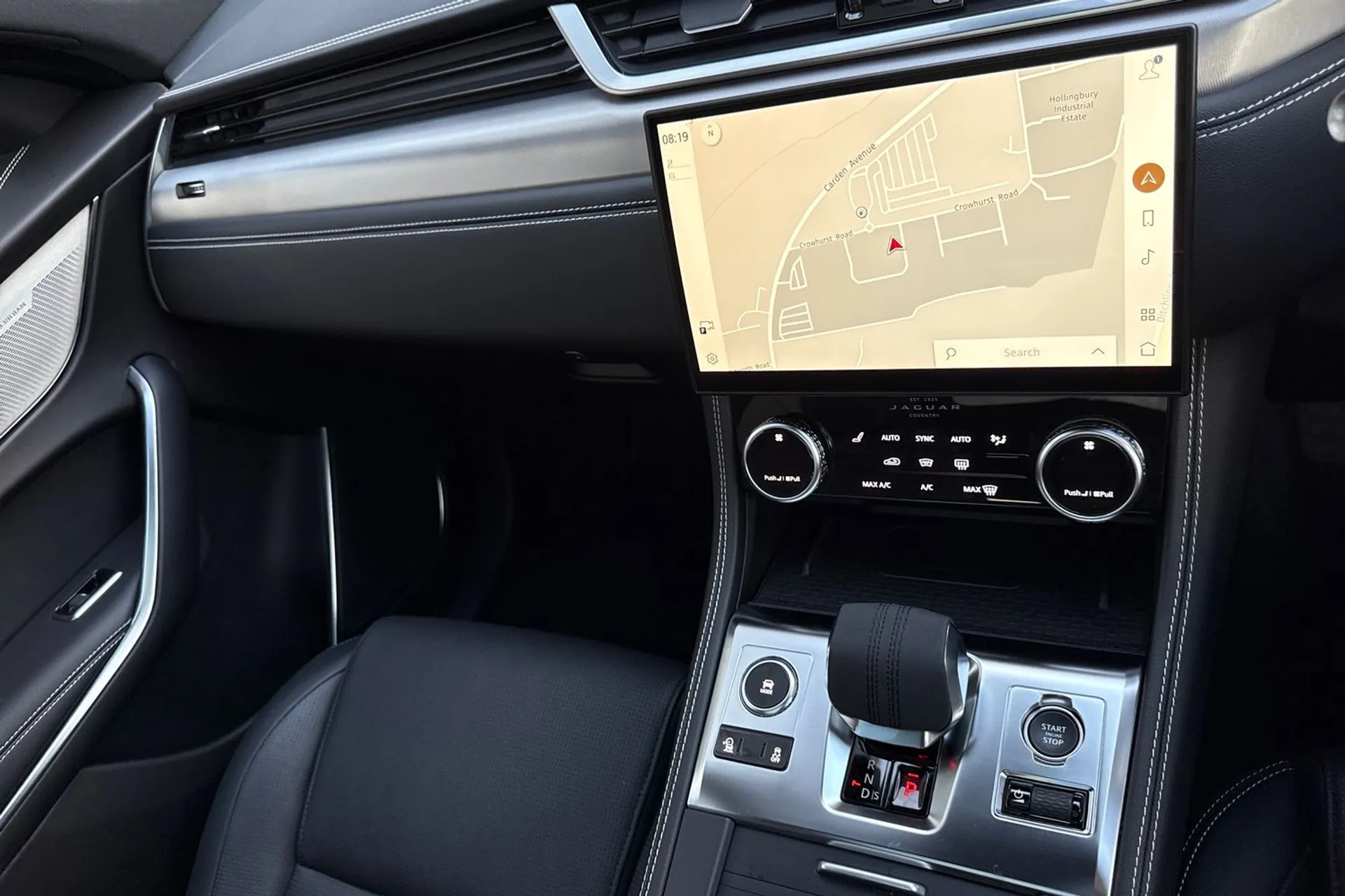 Jaguar F-PACE thumbnail image number 32