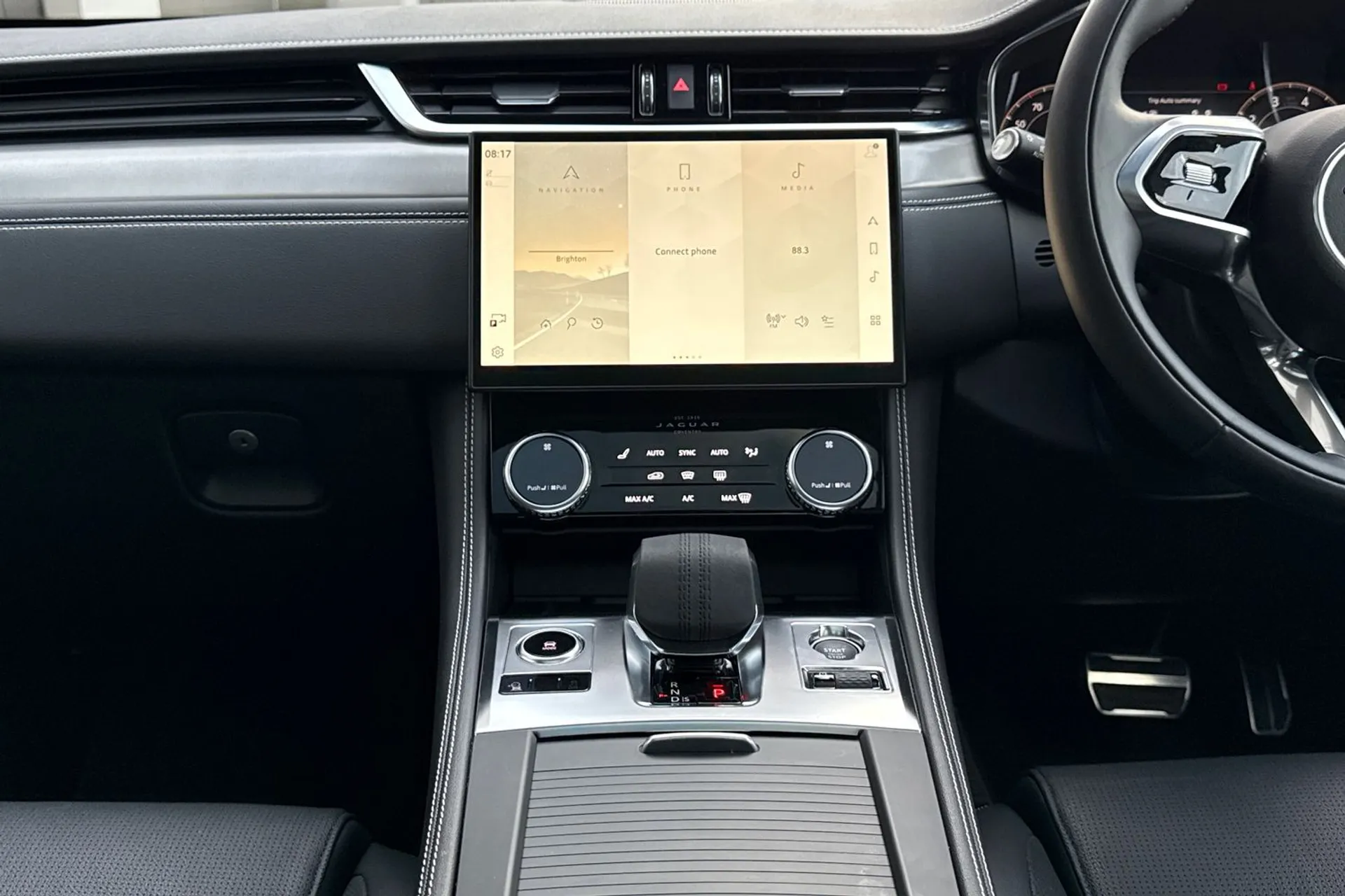 Jaguar F-PACE thumbnail image number 31