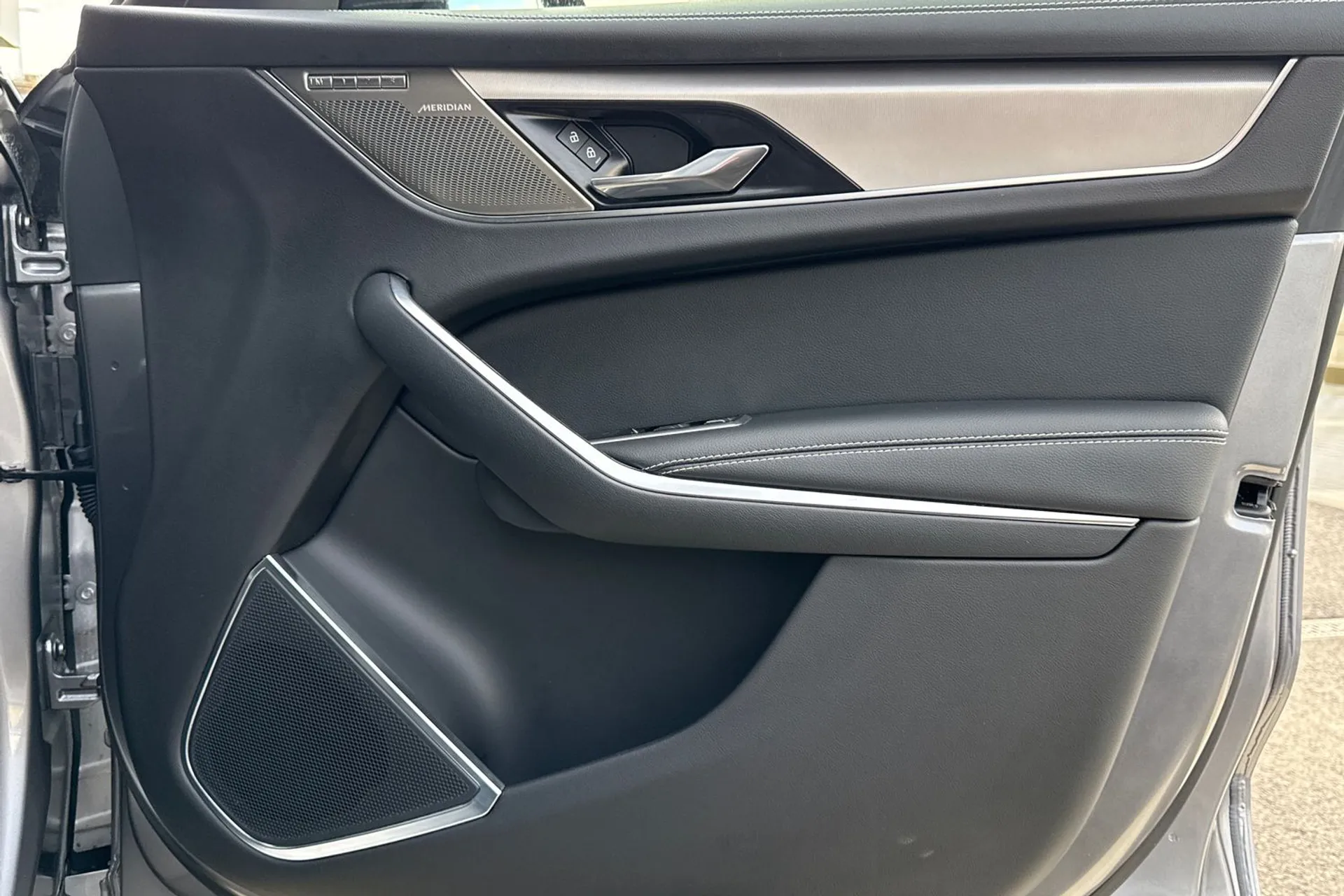 Jaguar F-PACE thumbnail image number 23