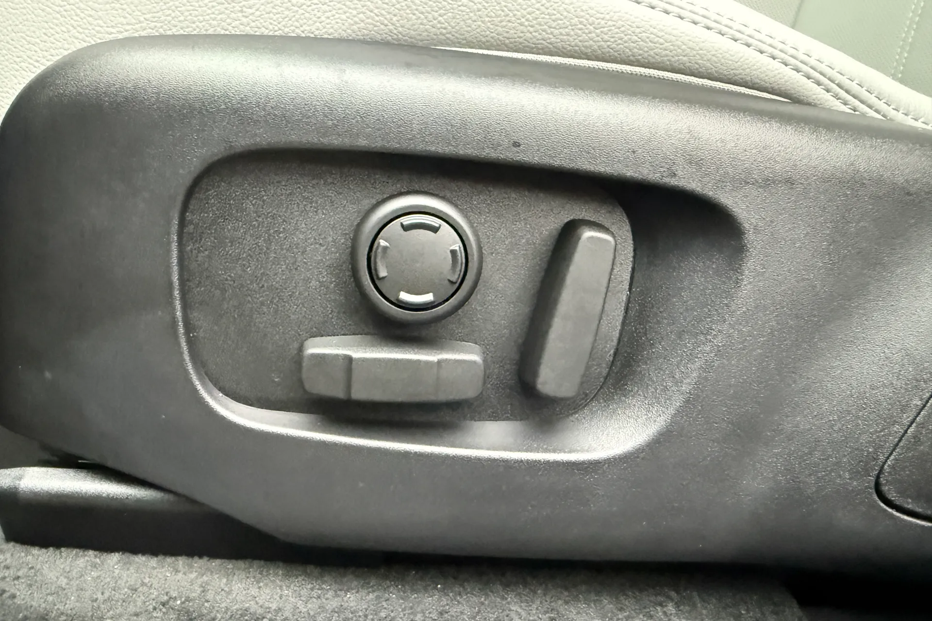 LAND ROVER RANGE ROVER VELAR thumbnail image number 51