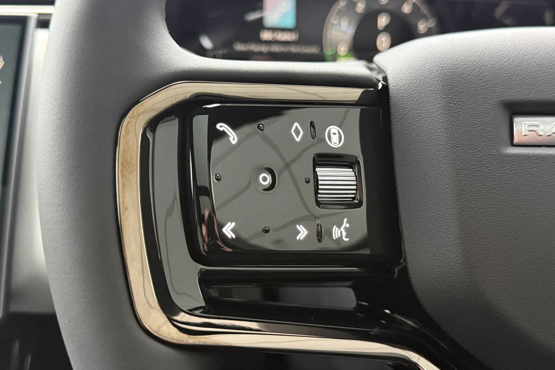 LAND ROVER RANGE ROVER VELAR thumbnail image number 32