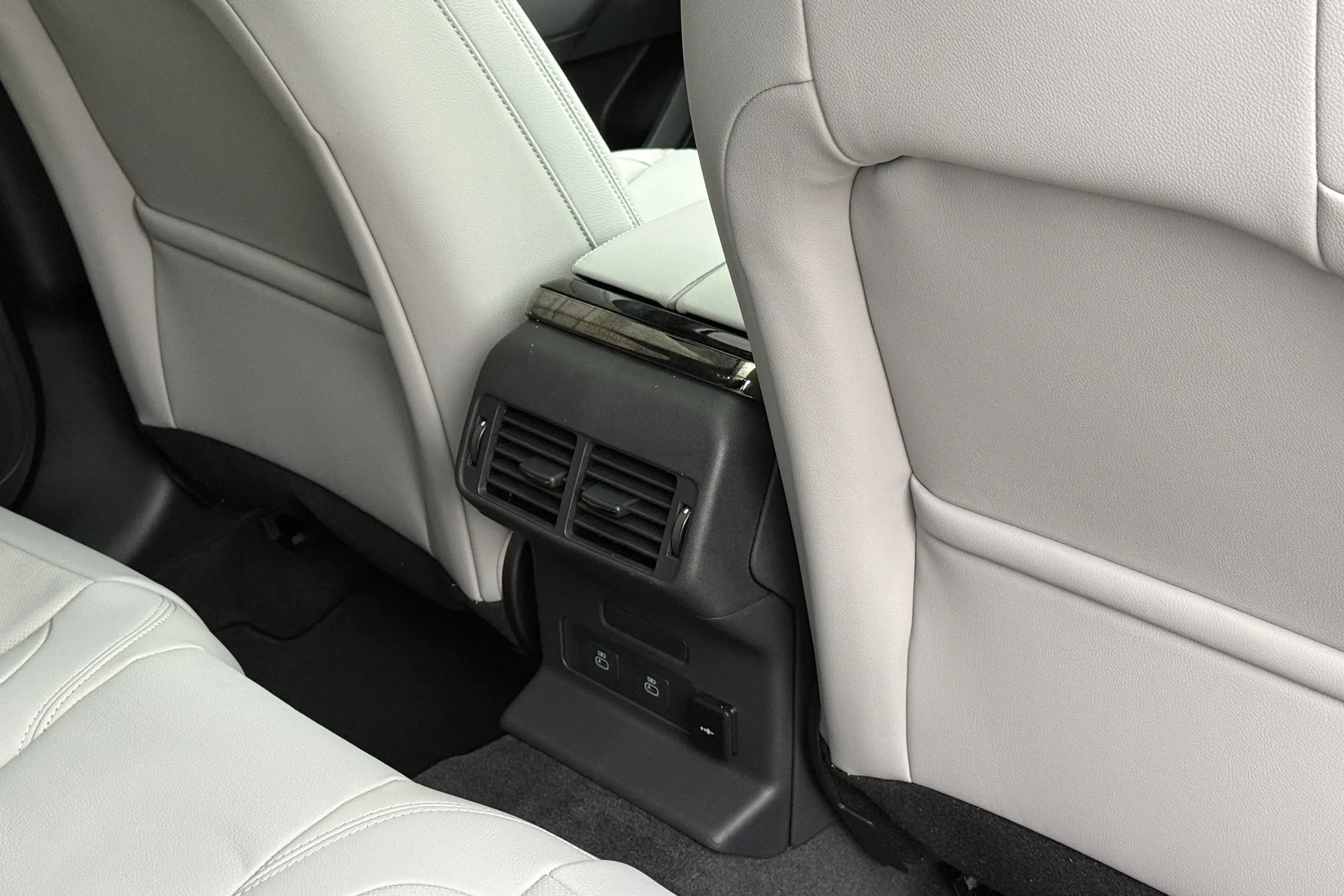 LAND ROVER RANGE ROVER VELAR thumbnail image number 44