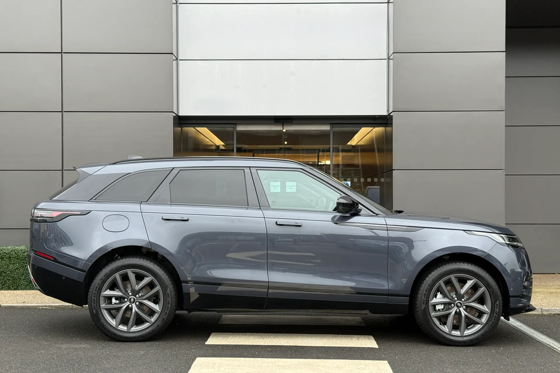 LAND ROVER RANGE ROVER VELAR thumbnail image number 2