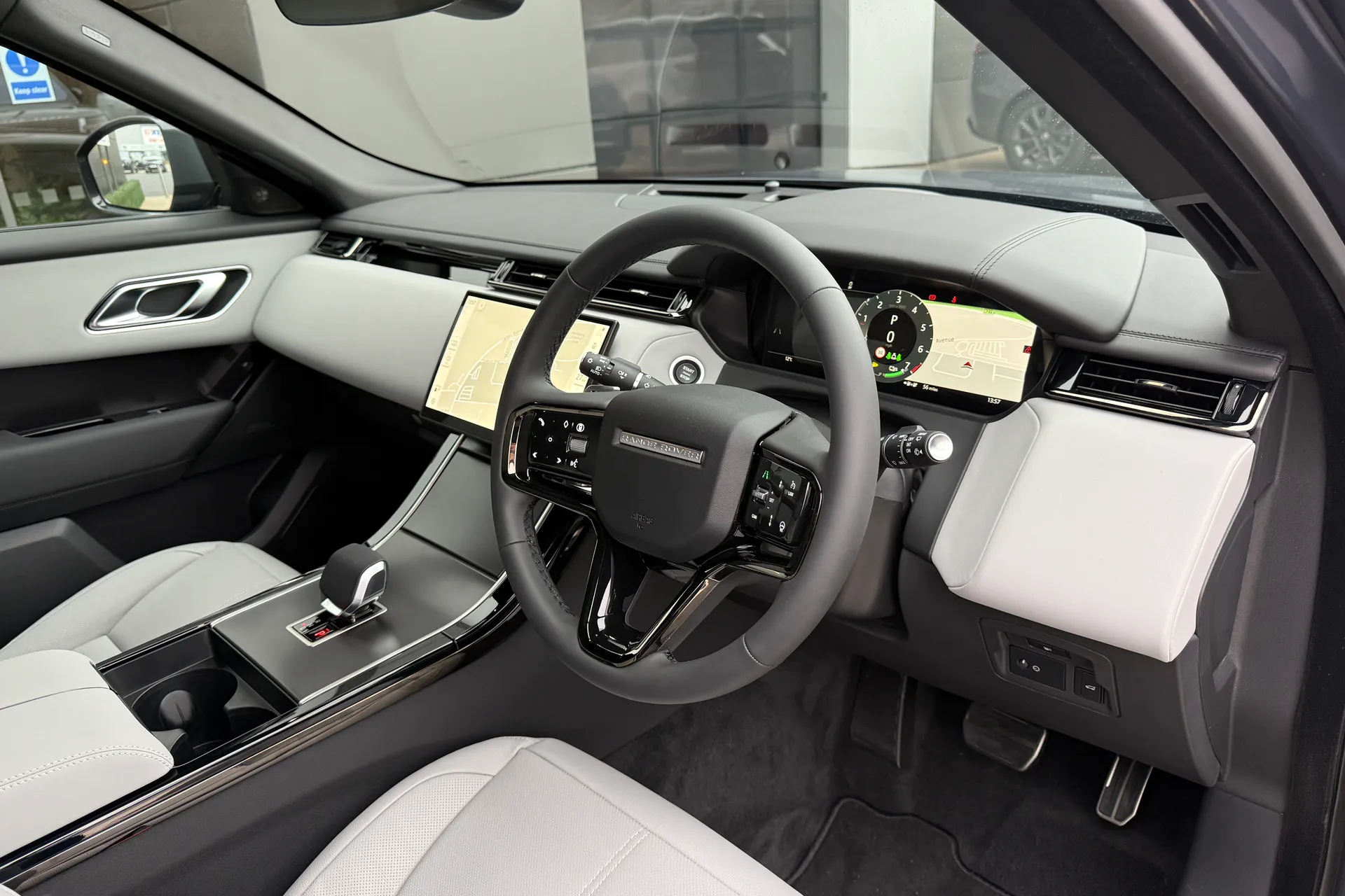 LAND ROVER RANGE ROVER VELAR thumbnail image number 16