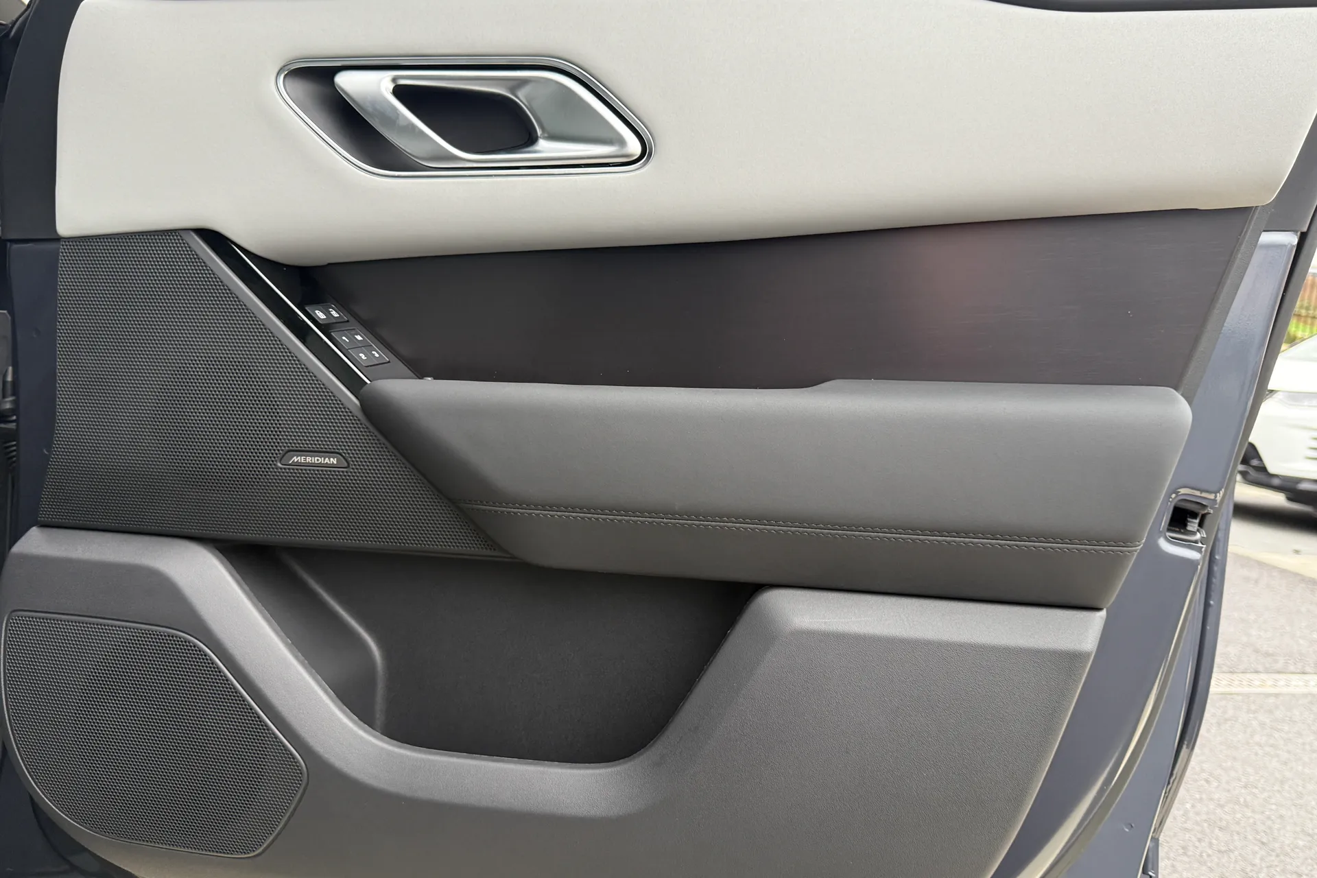 LAND ROVER RANGE ROVER VELAR thumbnail image number 19