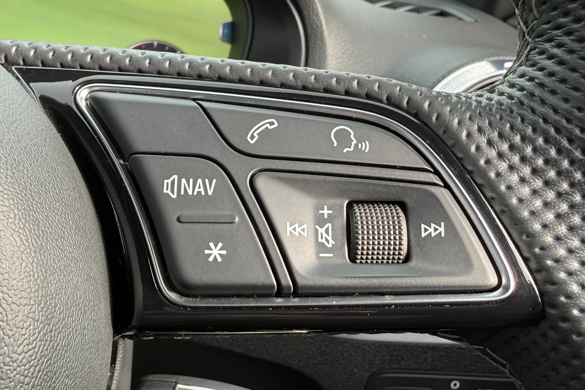 Audi Q2 thumbnail image number 20