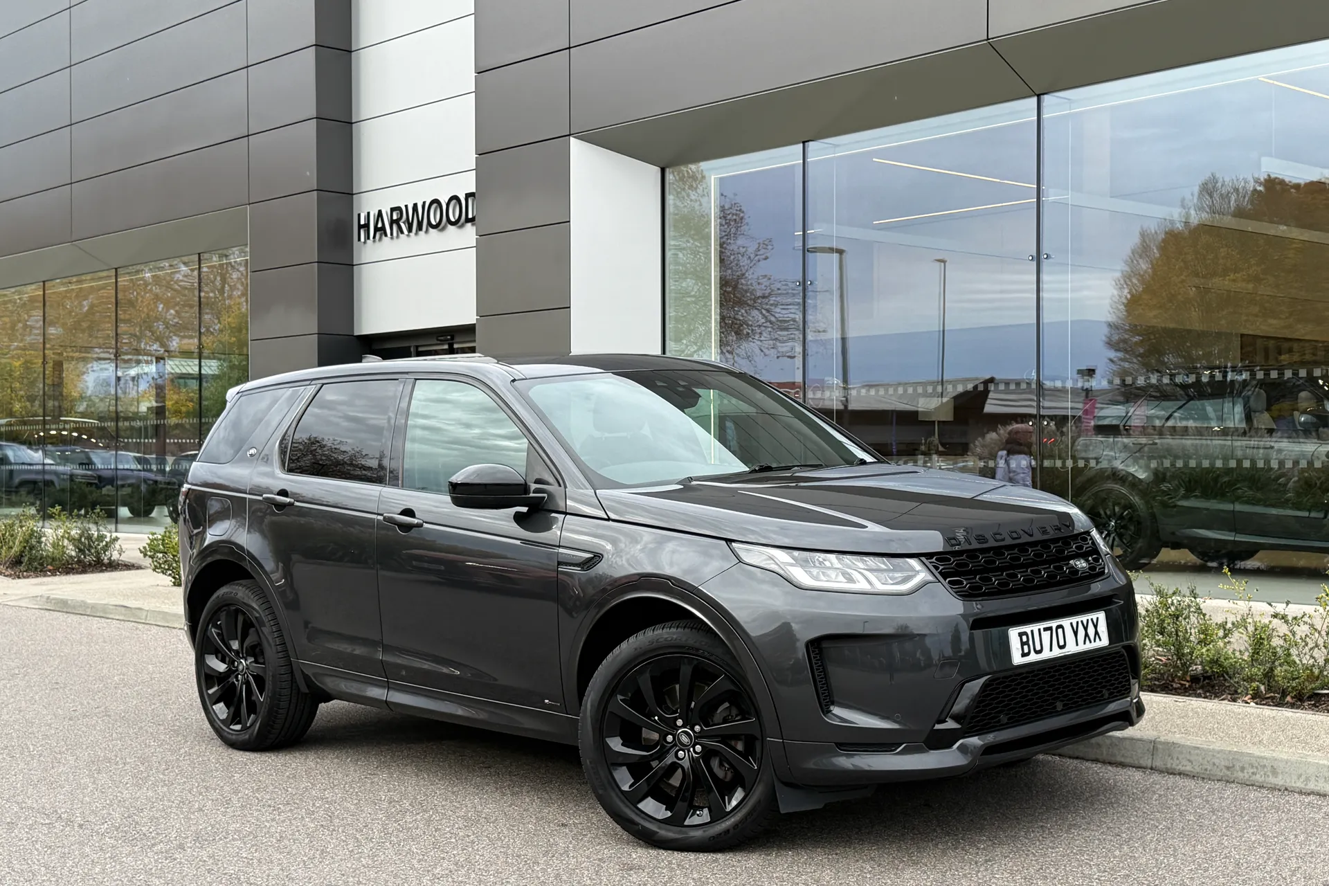 LAND ROVER DISCOVERY SPORT focused image