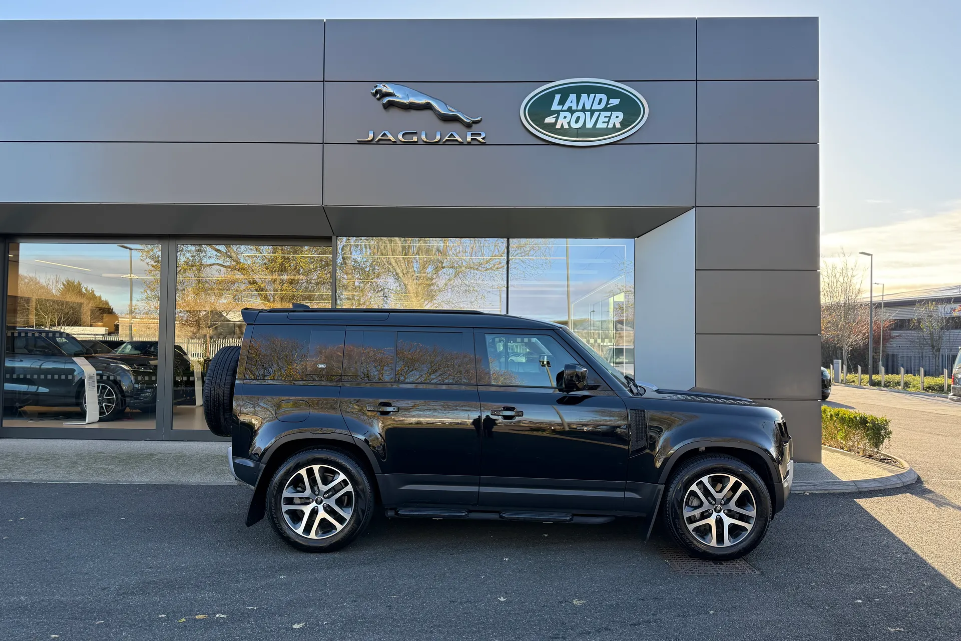 LAND ROVER DEFENDER thumbnail image number 2