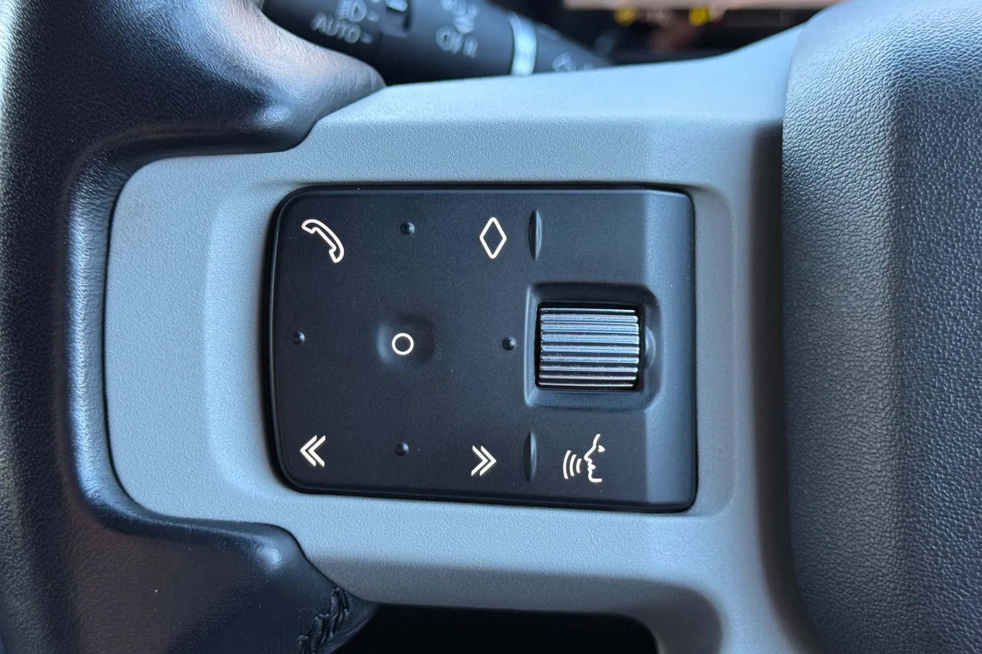 LAND ROVER DEFENDER thumbnail image number 25