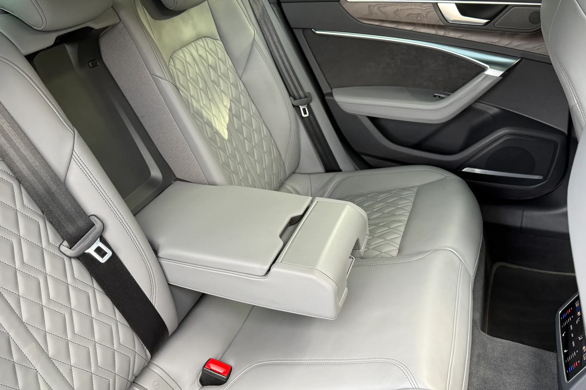 Audi A6 thumbnail image number 33