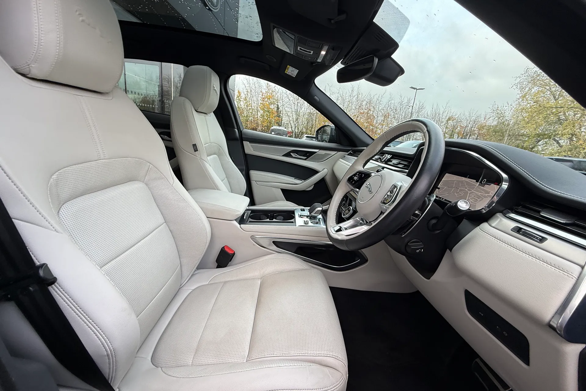 Jaguar F-PACE thumbnail image number 9