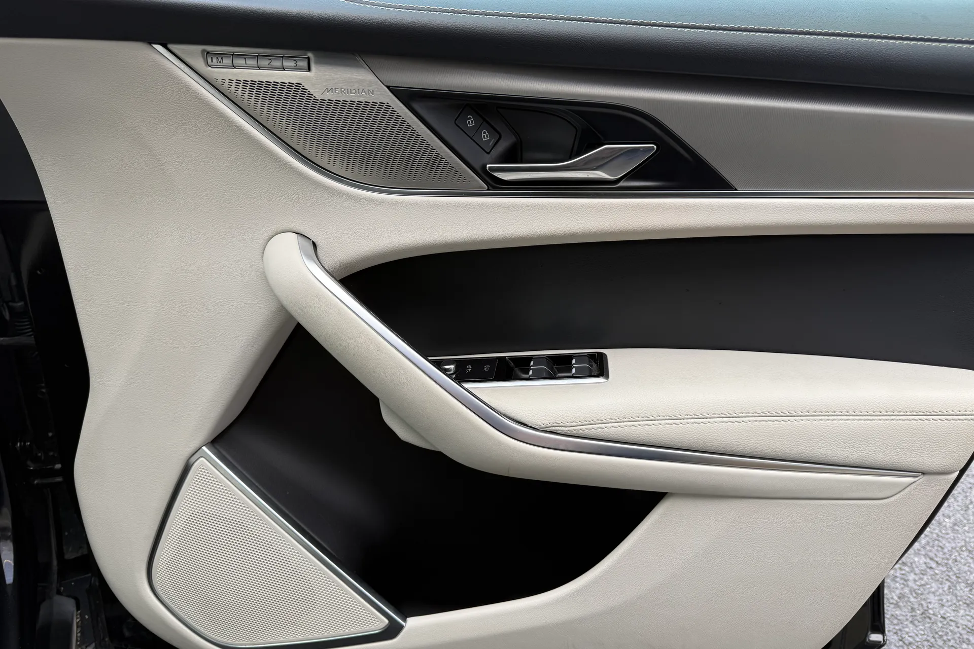 Jaguar F-PACE thumbnail image number 48