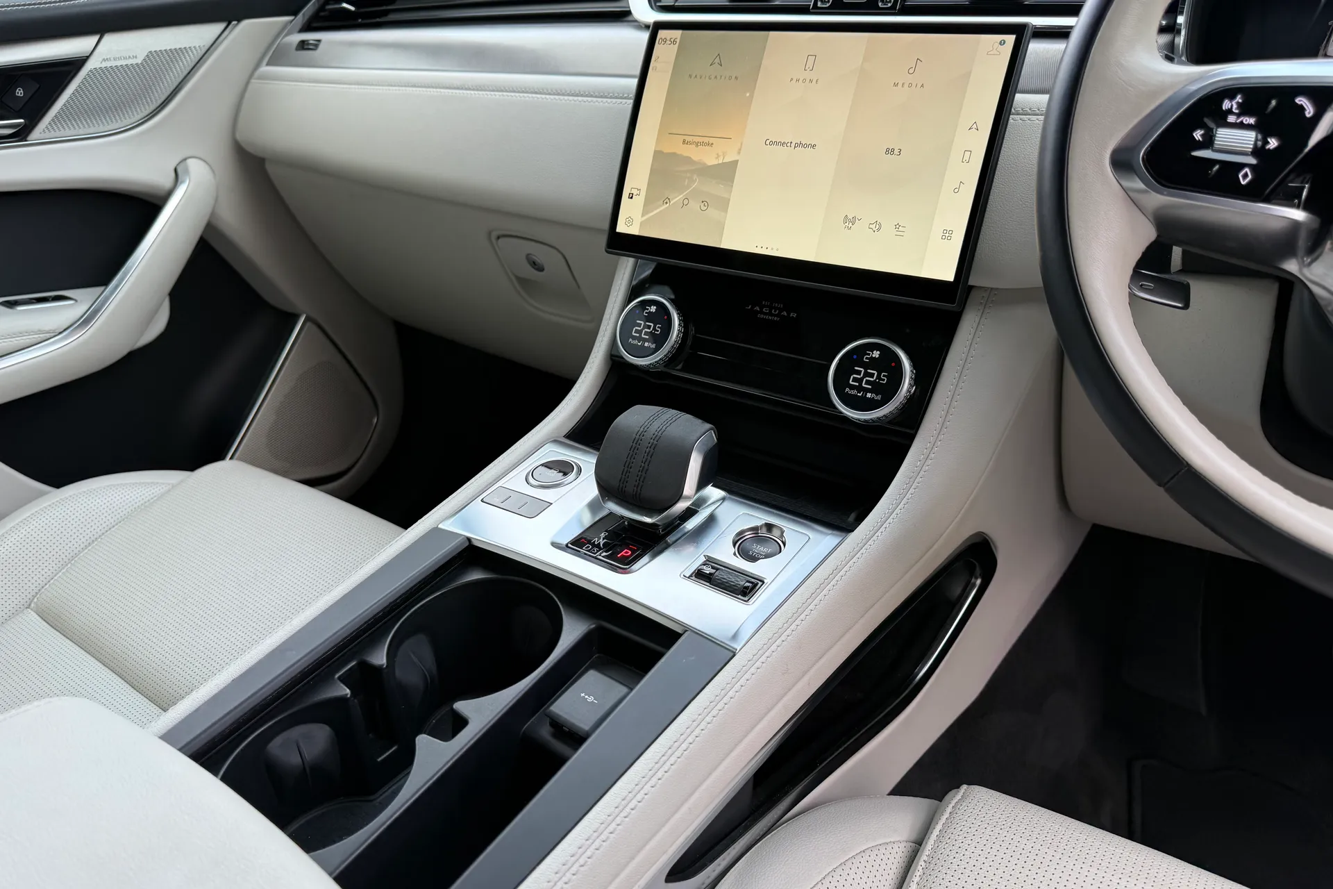 Jaguar F-PACE thumbnail image number 19