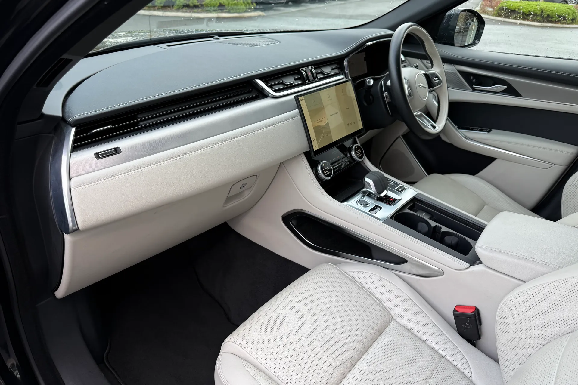 Jaguar F-PACE thumbnail image number 45