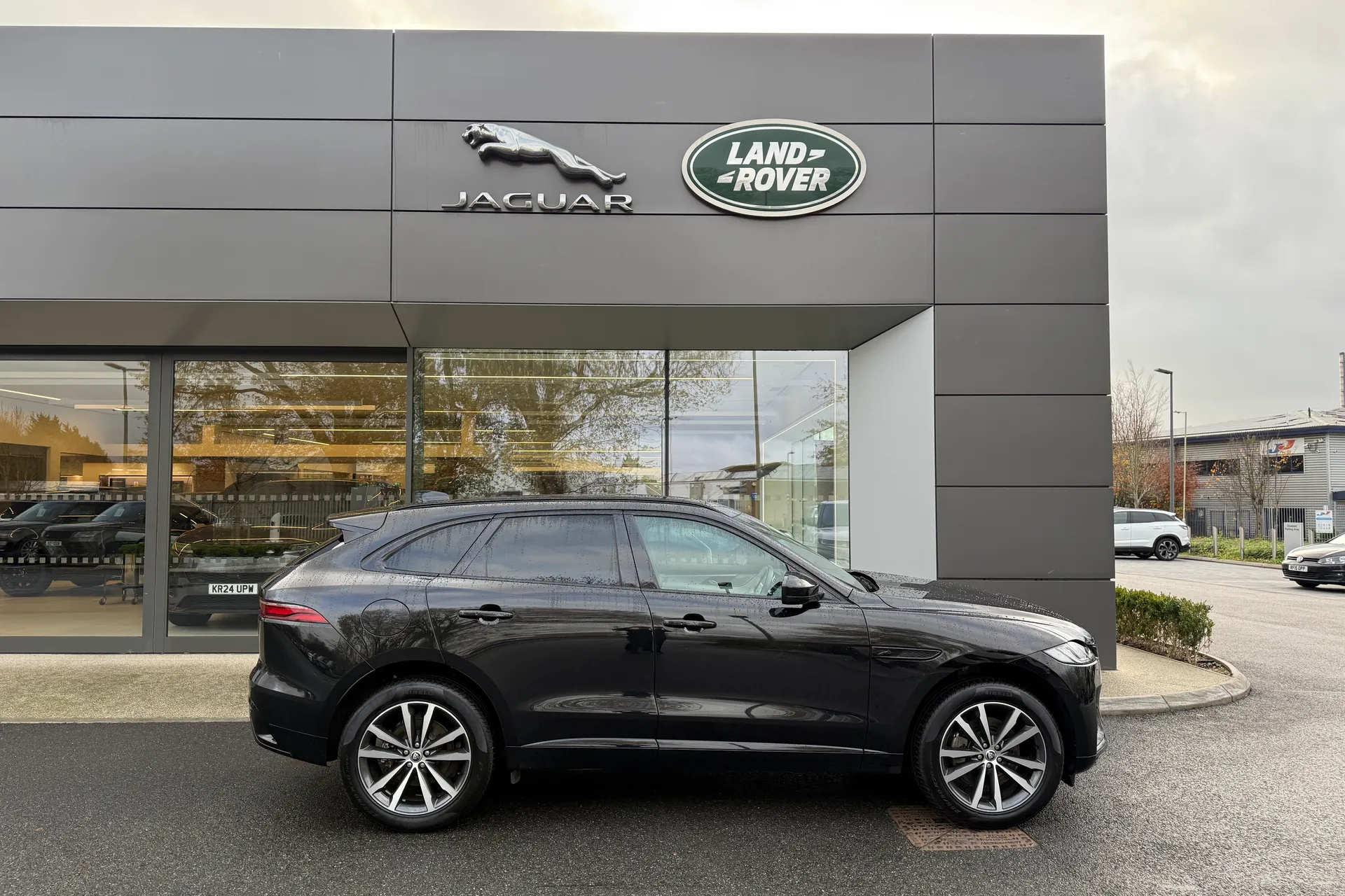 Jaguar F-PACE thumbnail image number 2