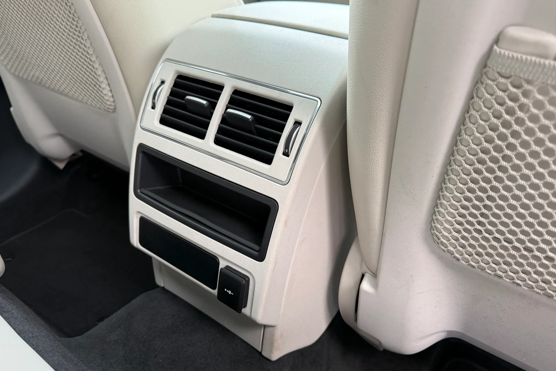 Jaguar F-PACE thumbnail image number 33