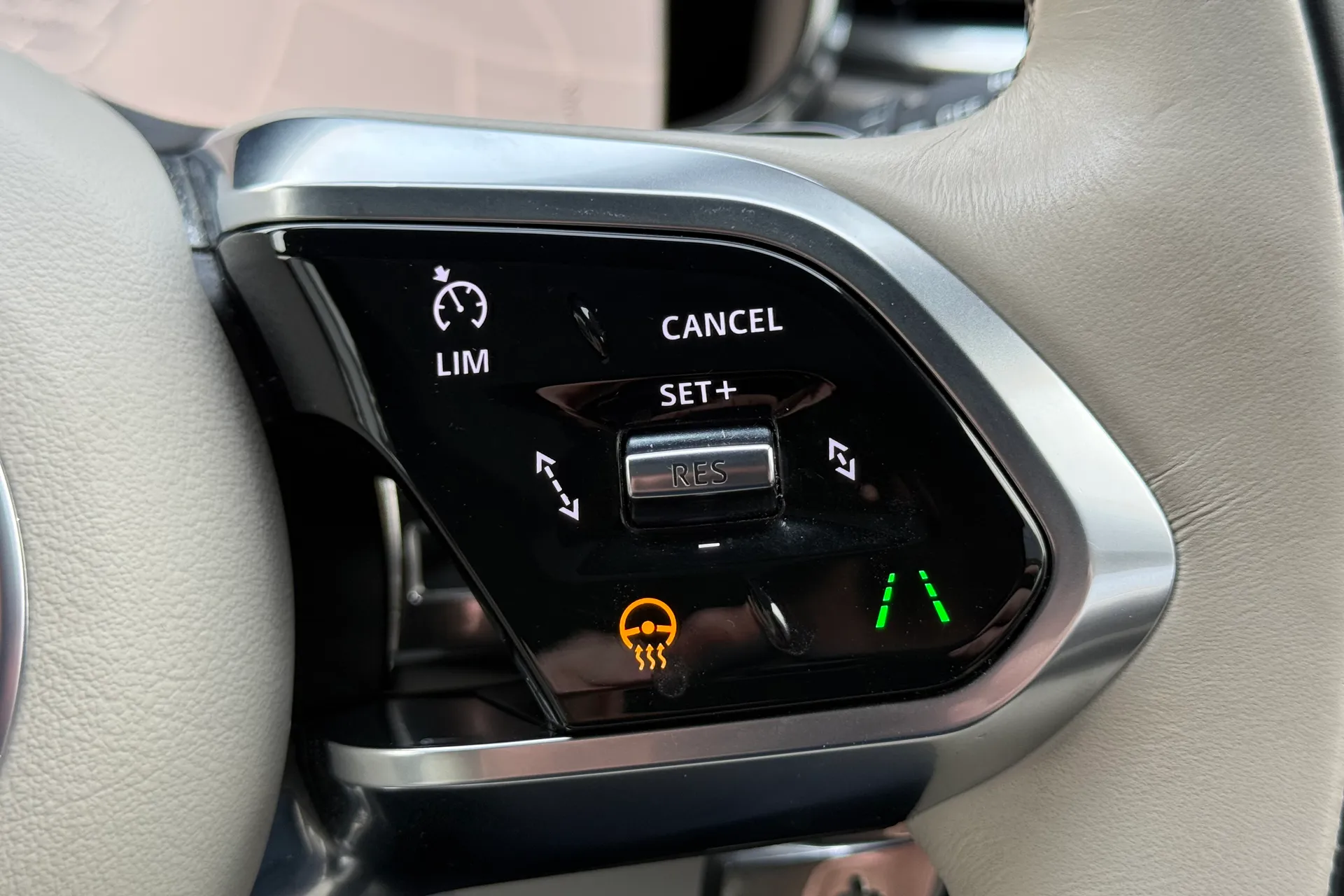 Jaguar F-PACE thumbnail image number 26