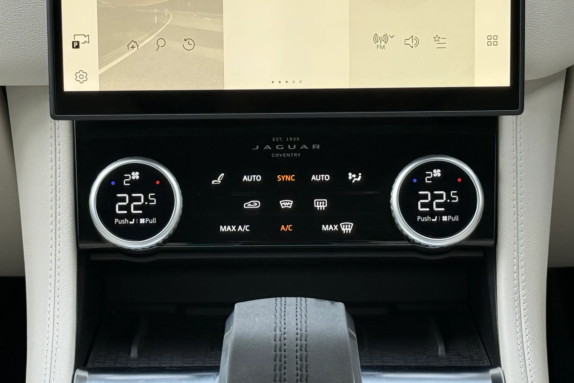 Jaguar F-PACE thumbnail image number 16