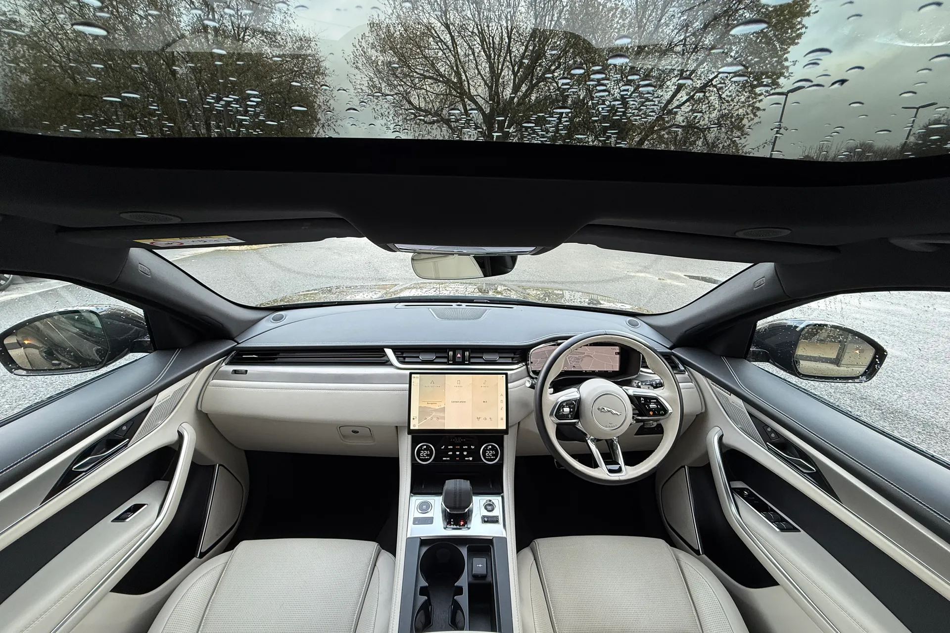 Jaguar F-PACE thumbnail image number 3