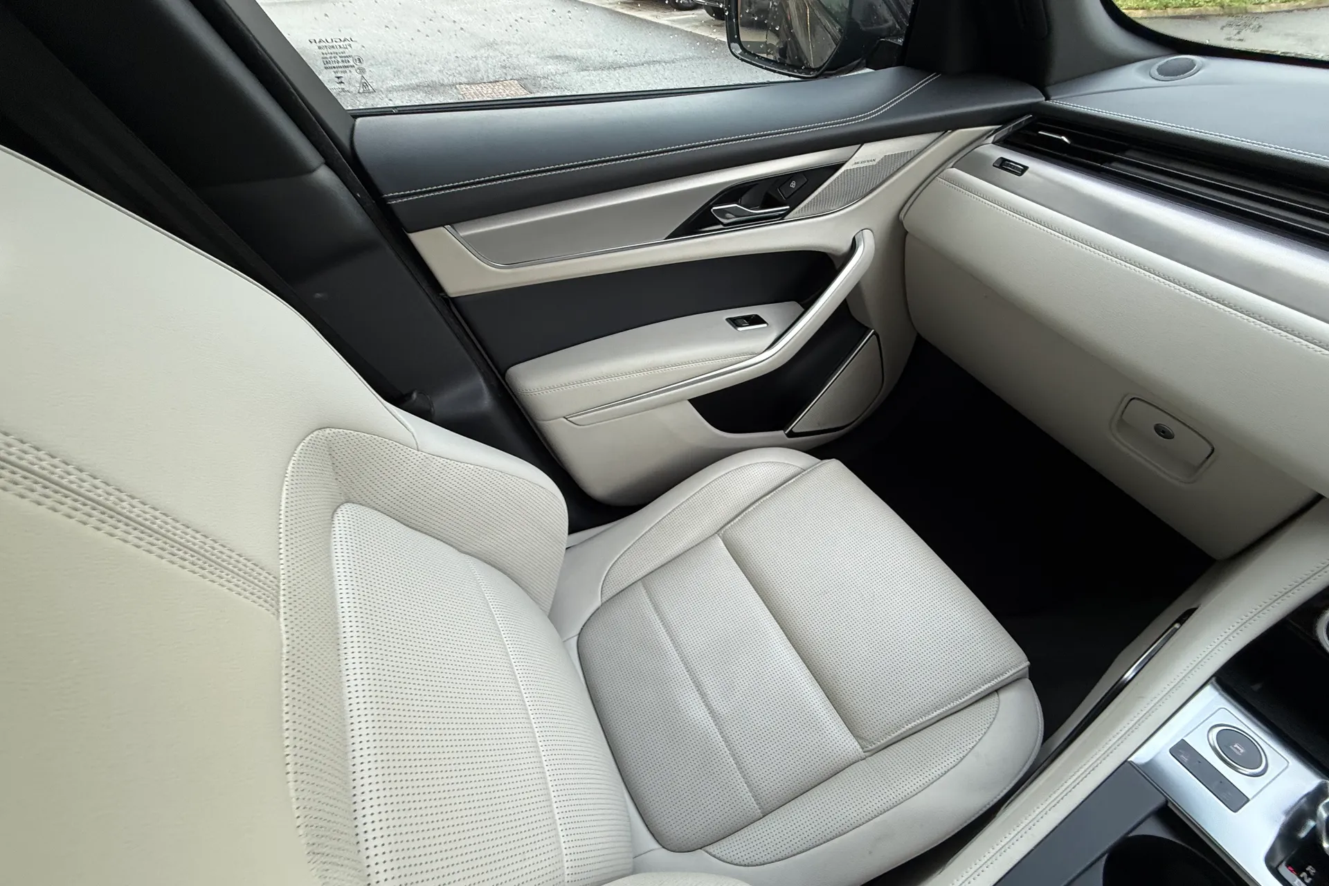 Jaguar F-PACE thumbnail image number 12