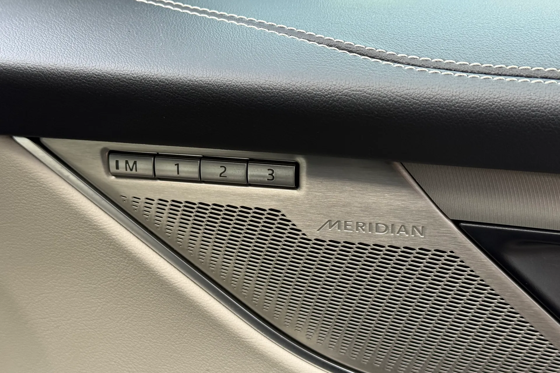 Jaguar F-PACE thumbnail image number 49