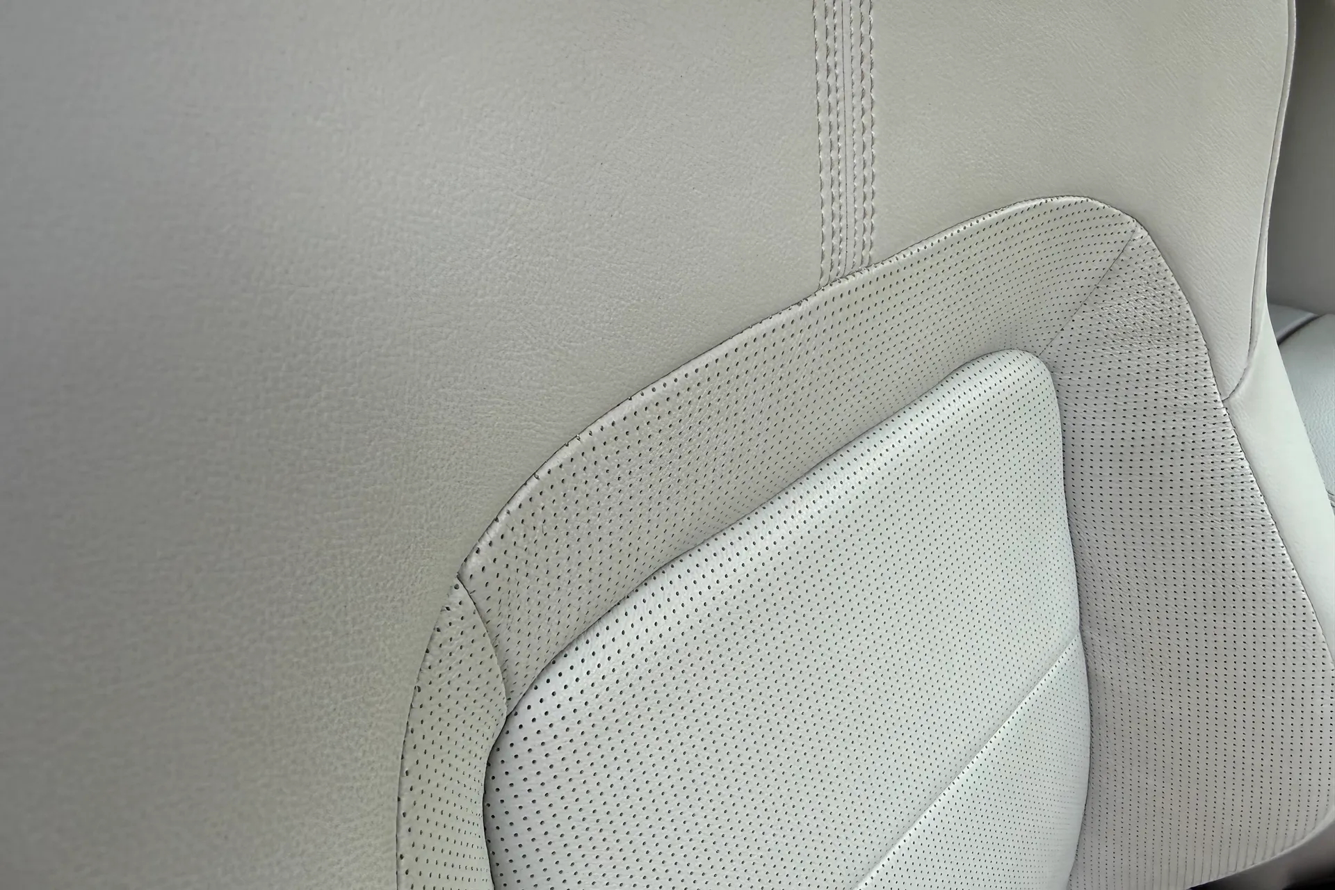 Jaguar F-PACE thumbnail image number 32