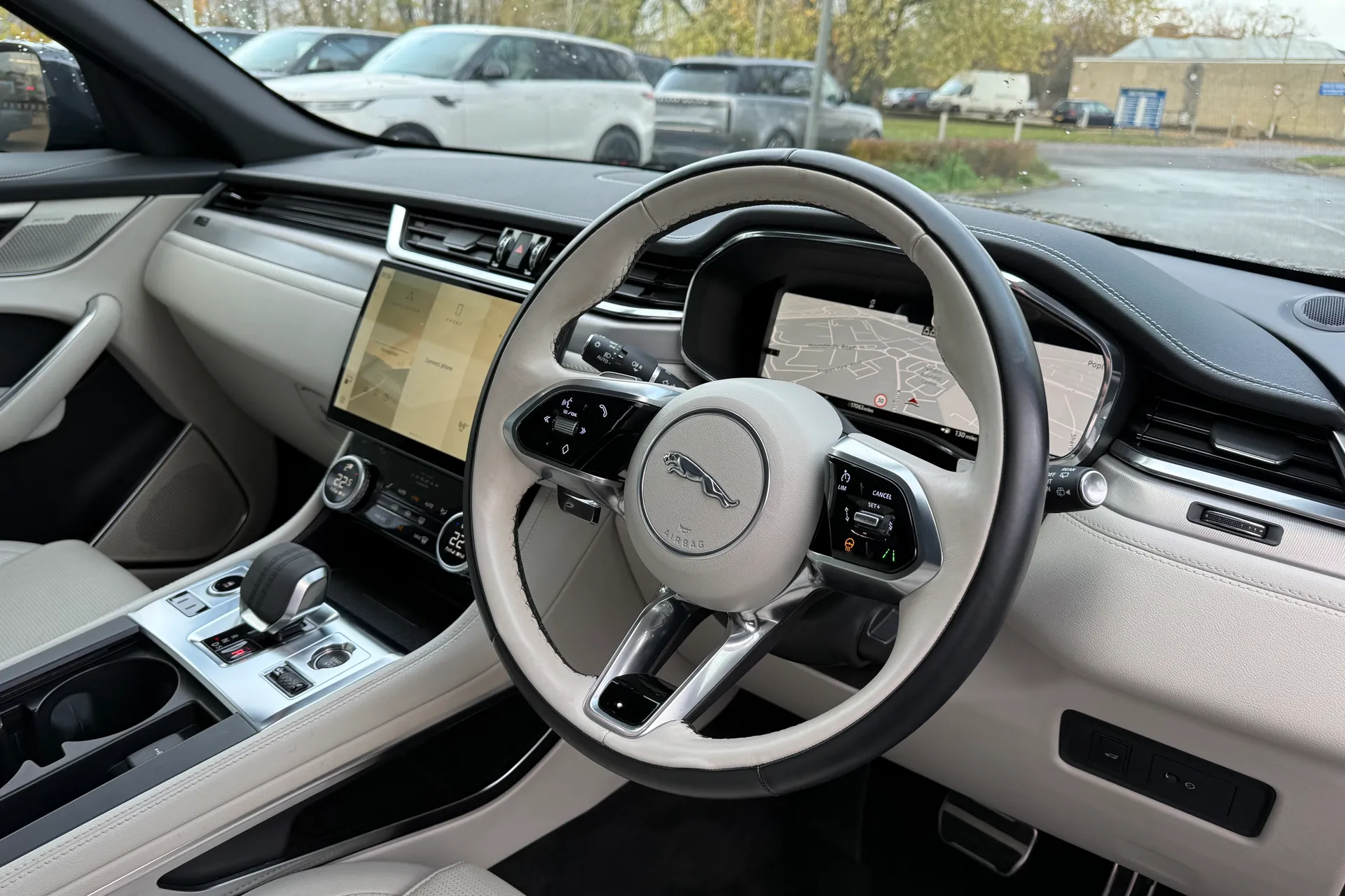 Jaguar F-PACE thumbnail image number 30