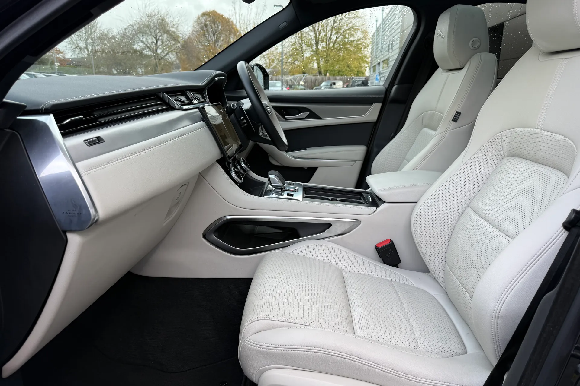 Jaguar F-PACE thumbnail image number 10