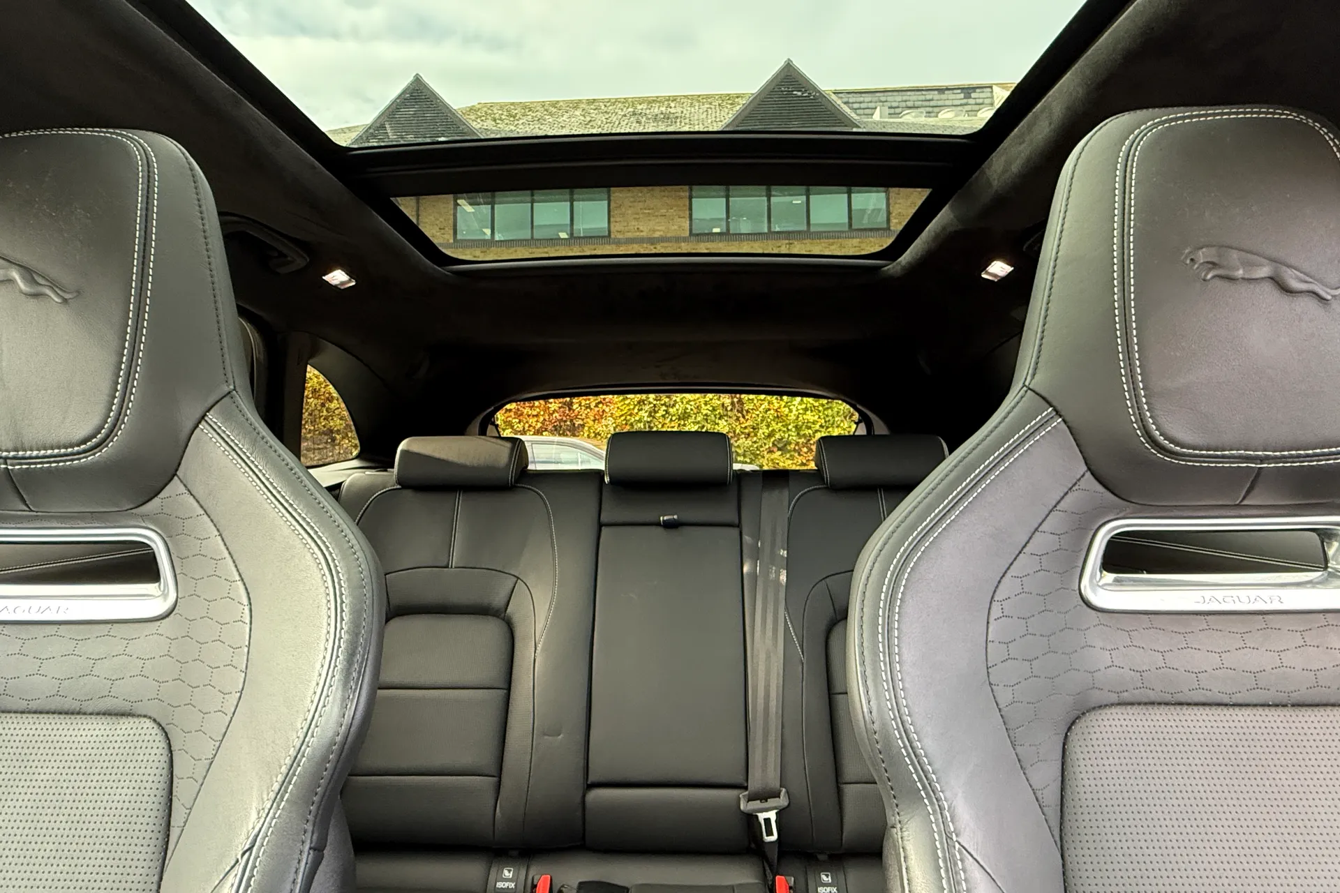 Jaguar F-PACE thumbnail image number 35