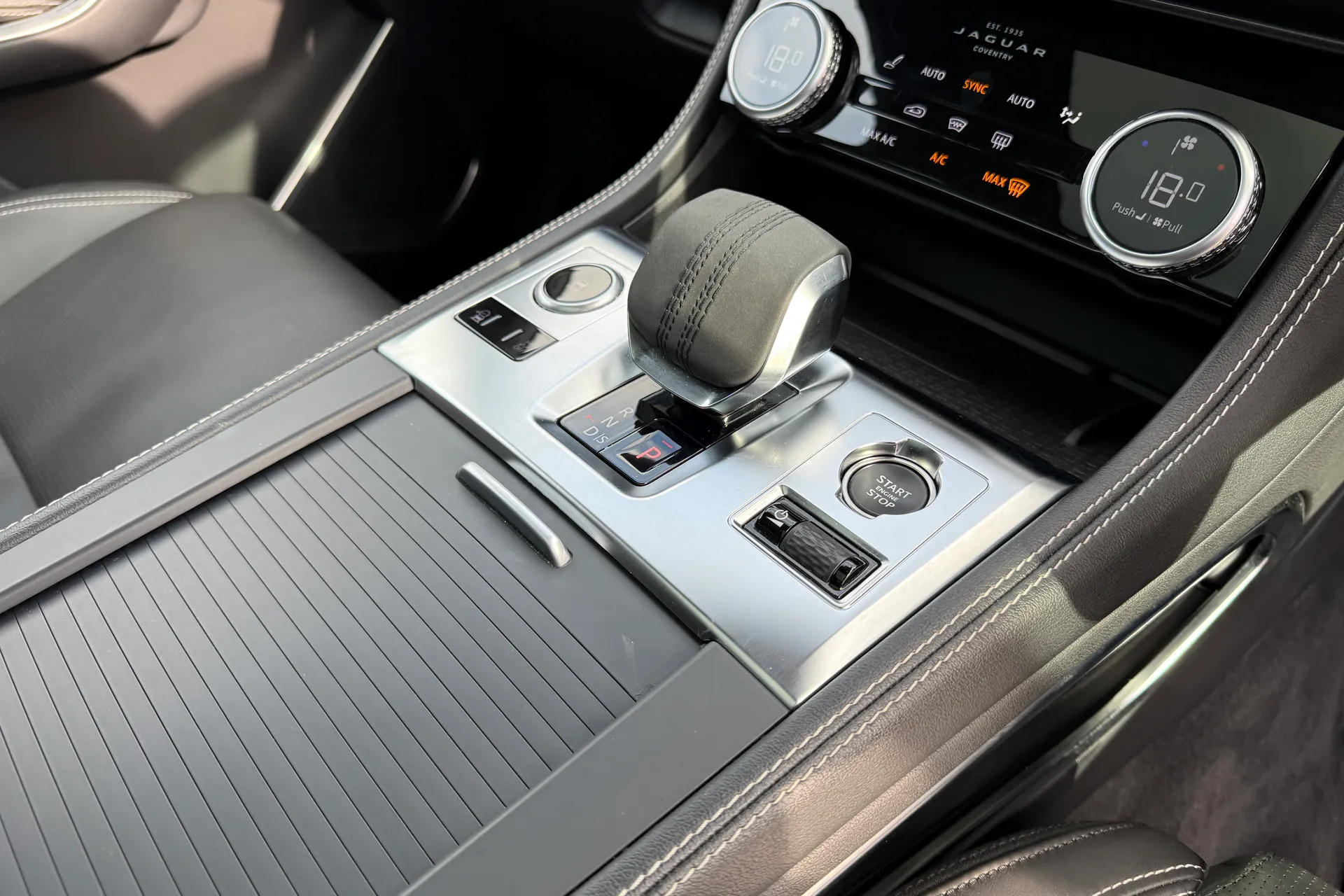 Jaguar F-PACE thumbnail image number 23