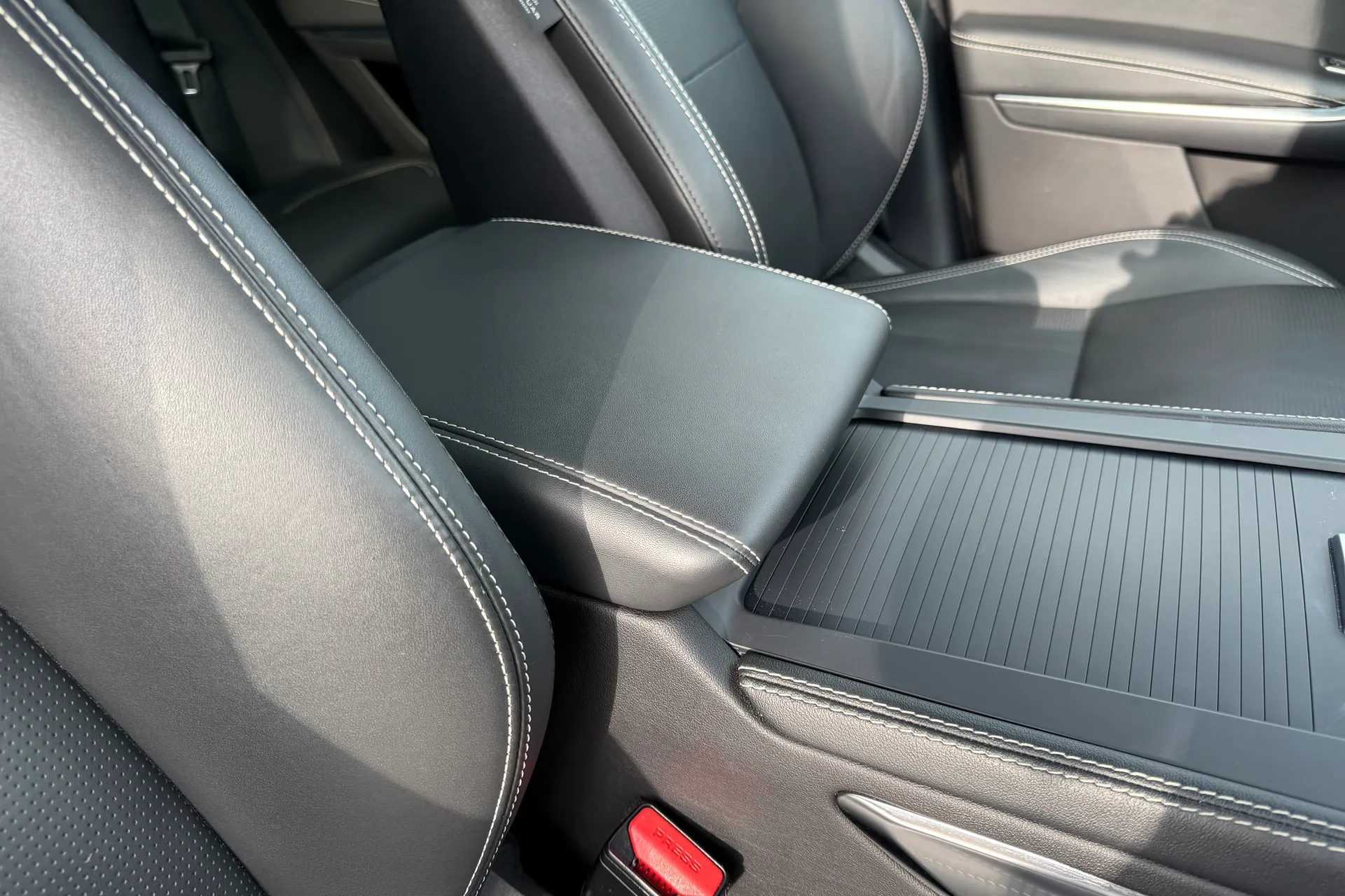 Jaguar F-PACE thumbnail image number 39